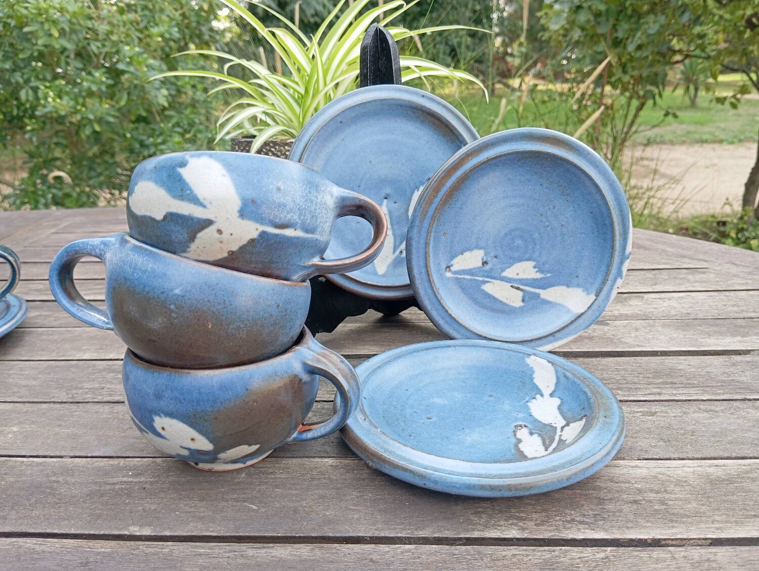 3 tasses et sous-tasses grès bleu et blanc vintage signé