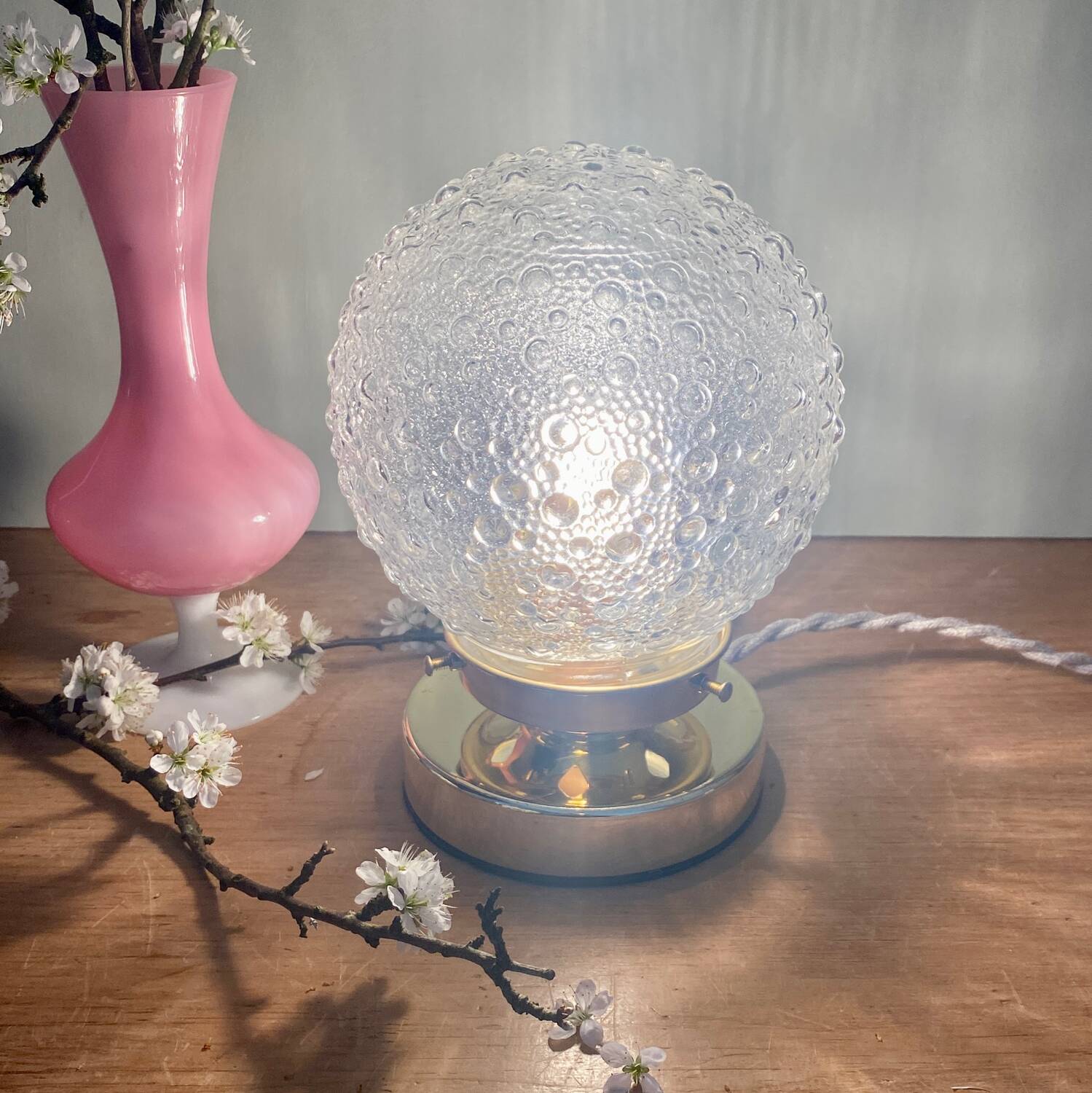 Lampe à poser globe vintage en verre moulé