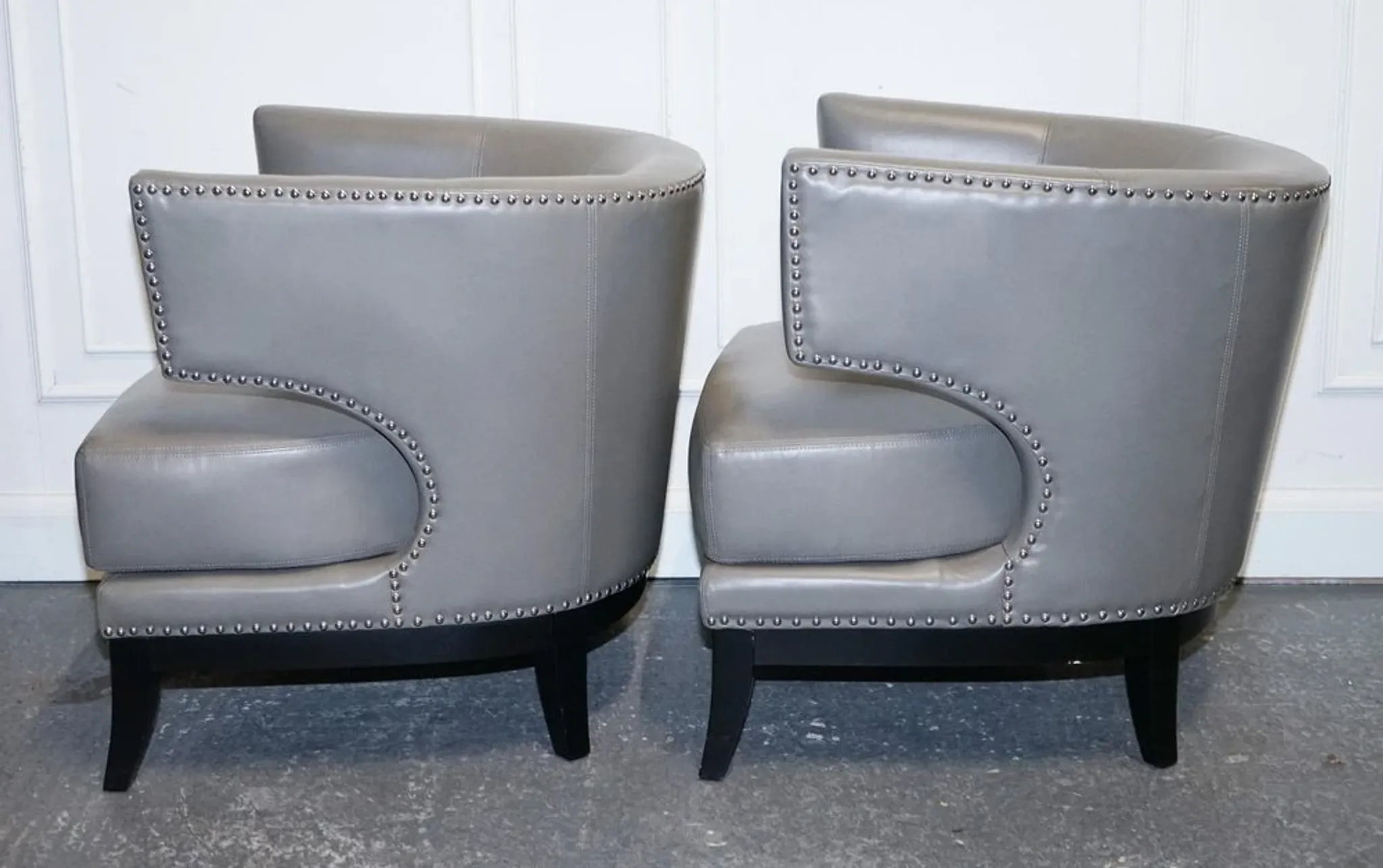 Fauteuils à Dossier Rond en Cuir Gris avec Clous de Coach House, Set de 2