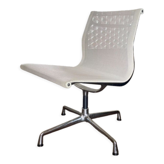 Chaise pivotante EA 107 en chrome et maille d’air par Charles & Ray Eames pour Vitra 2001