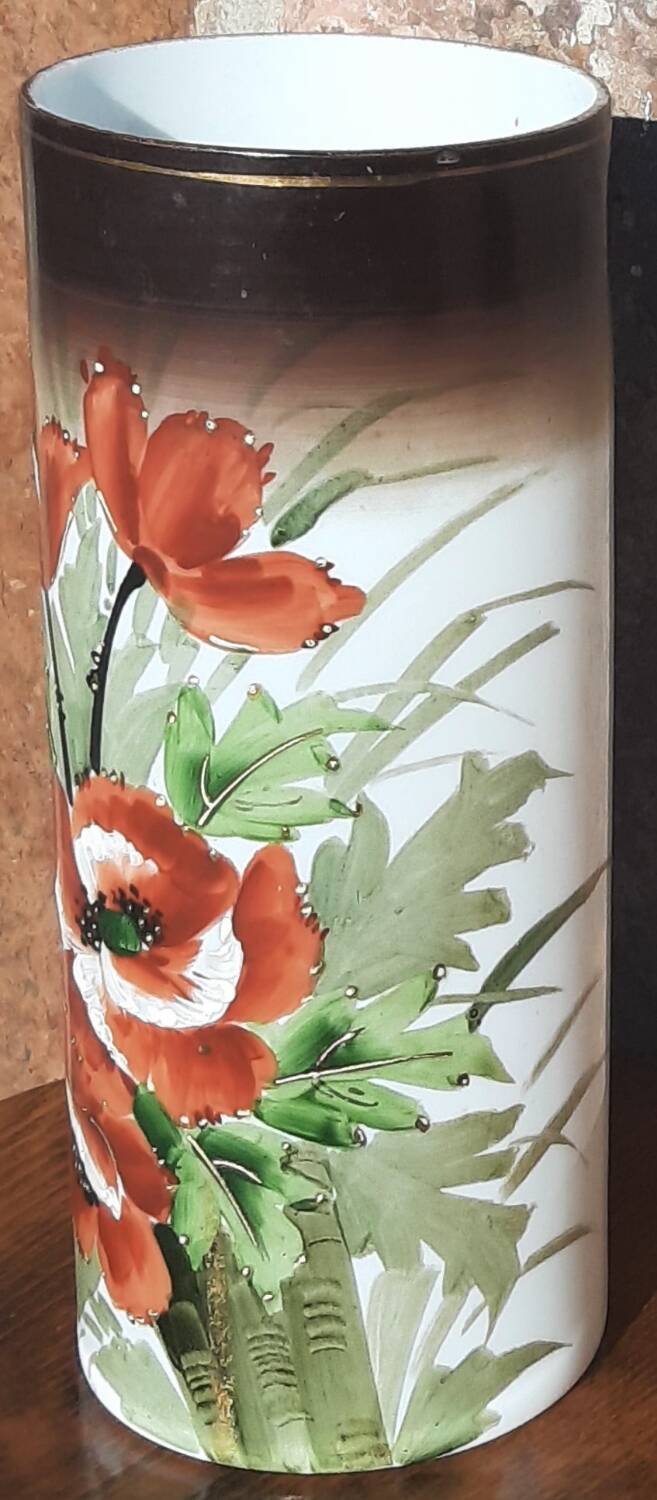 Vase rouleau Art Nouveau. (Opaline)