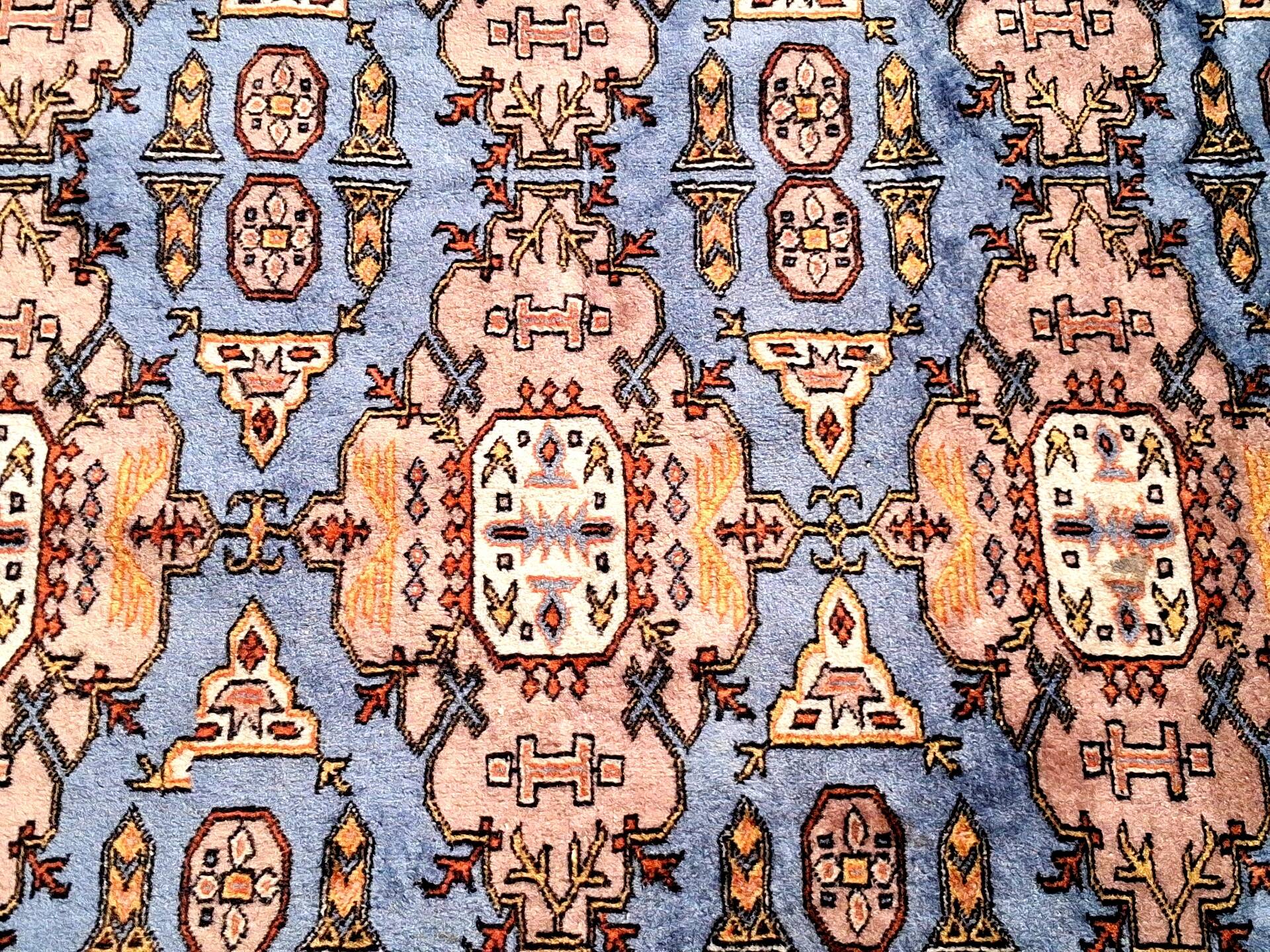 Tapis d'orient, taille 243 x 168 cm, signé numéroté
