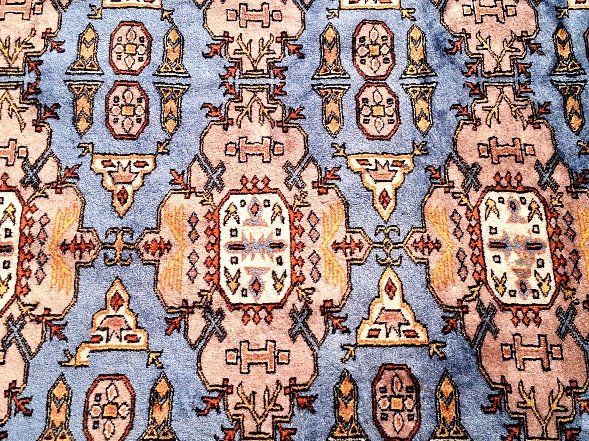 Oriental rug, size 243 x 168 cm, signed and numbered.