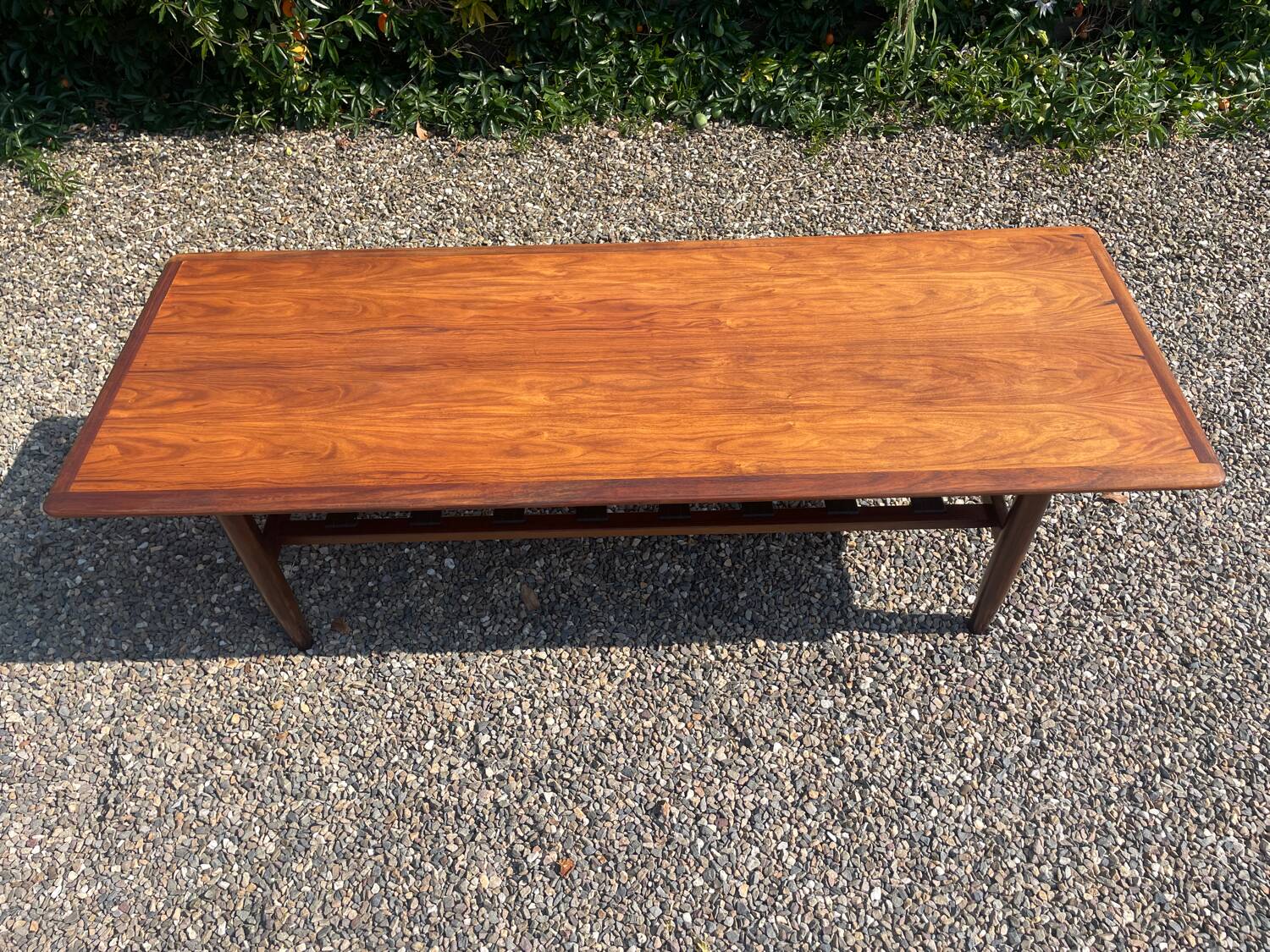 Table en palissandre Topform. Table basse vintage. Sangles en cuir
