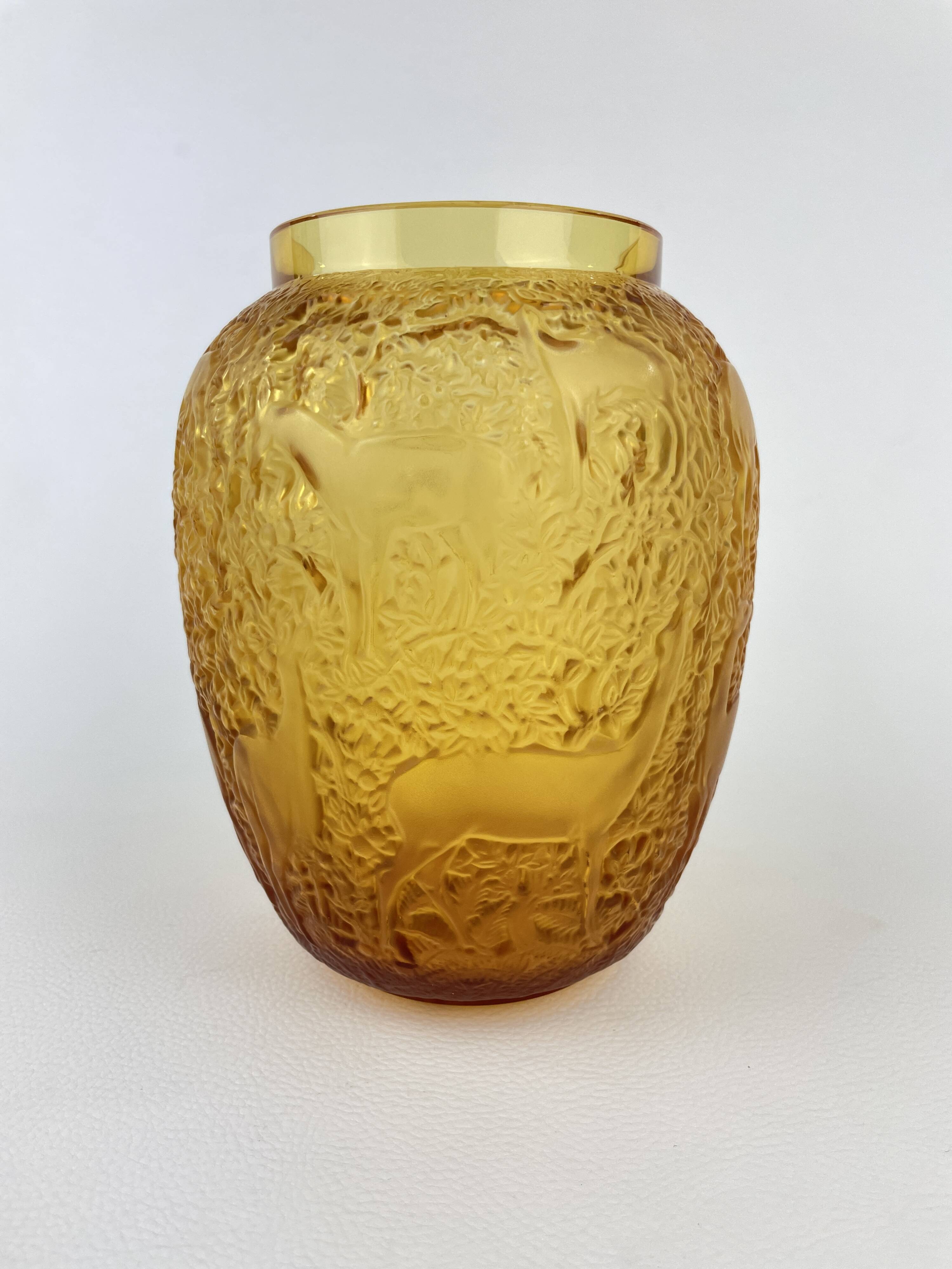 “Biches” crystal vase by Lalique – Amber
