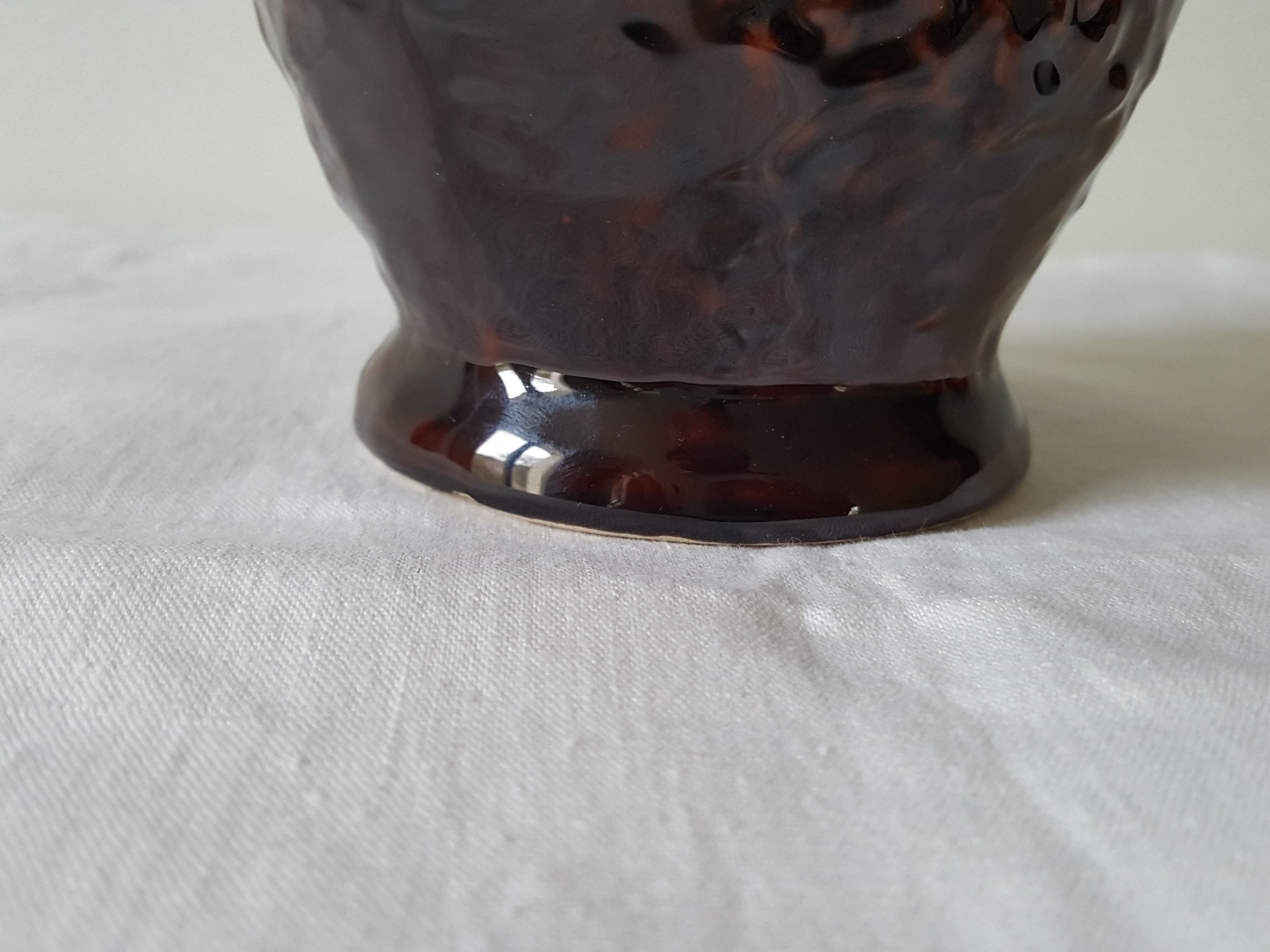 Vase en céramique orange marron avec coulures en relief