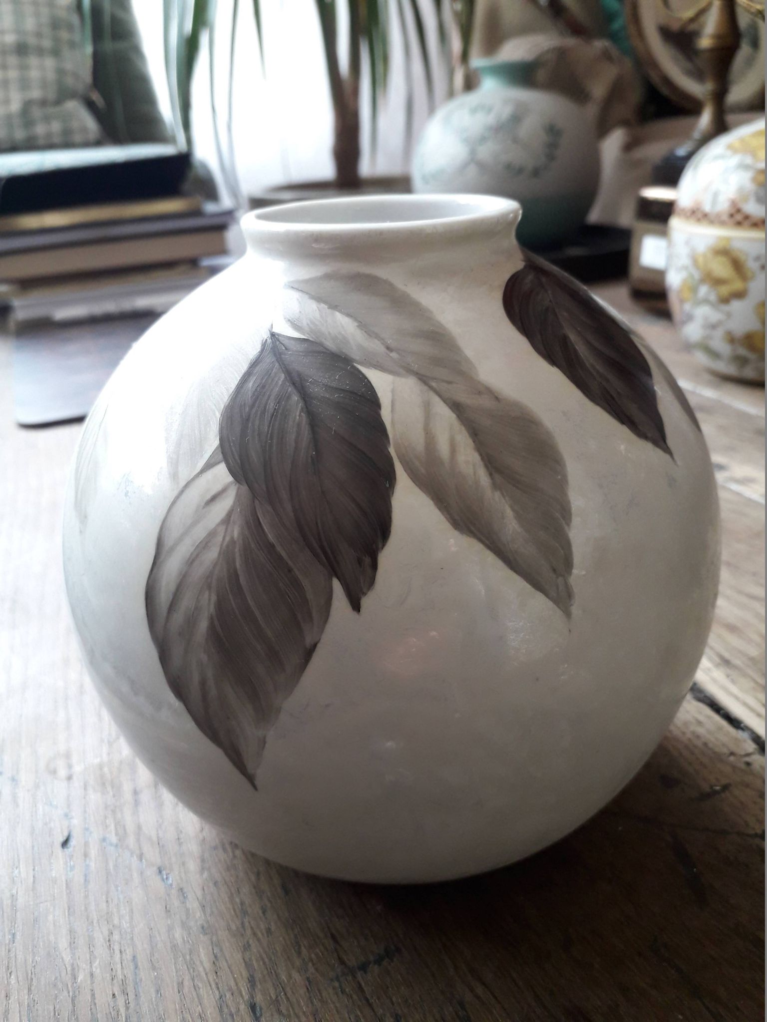 Vase vintage signé au décor végétal