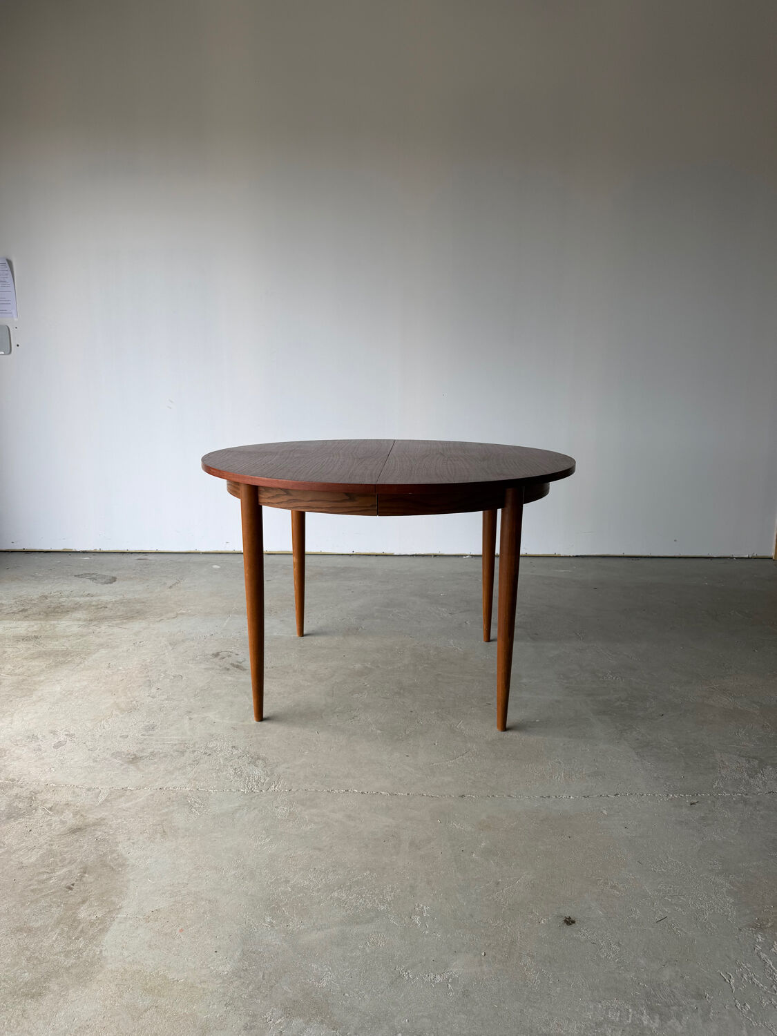 Scandinavian design extendable round table in teak, Danish manufacture.