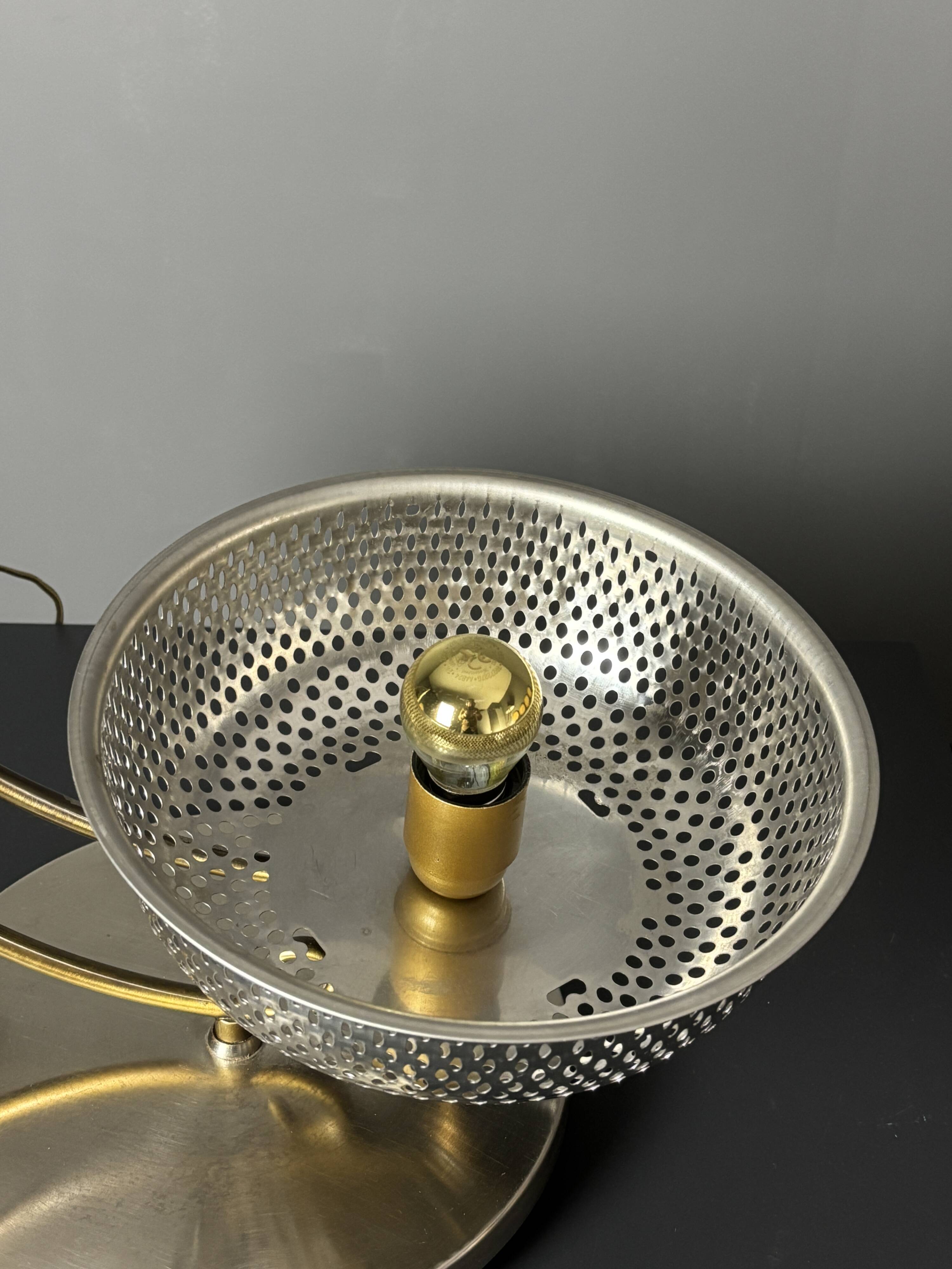 Lampe de table sculpturale ajustable des années 1960 avec abat-jour perforé.