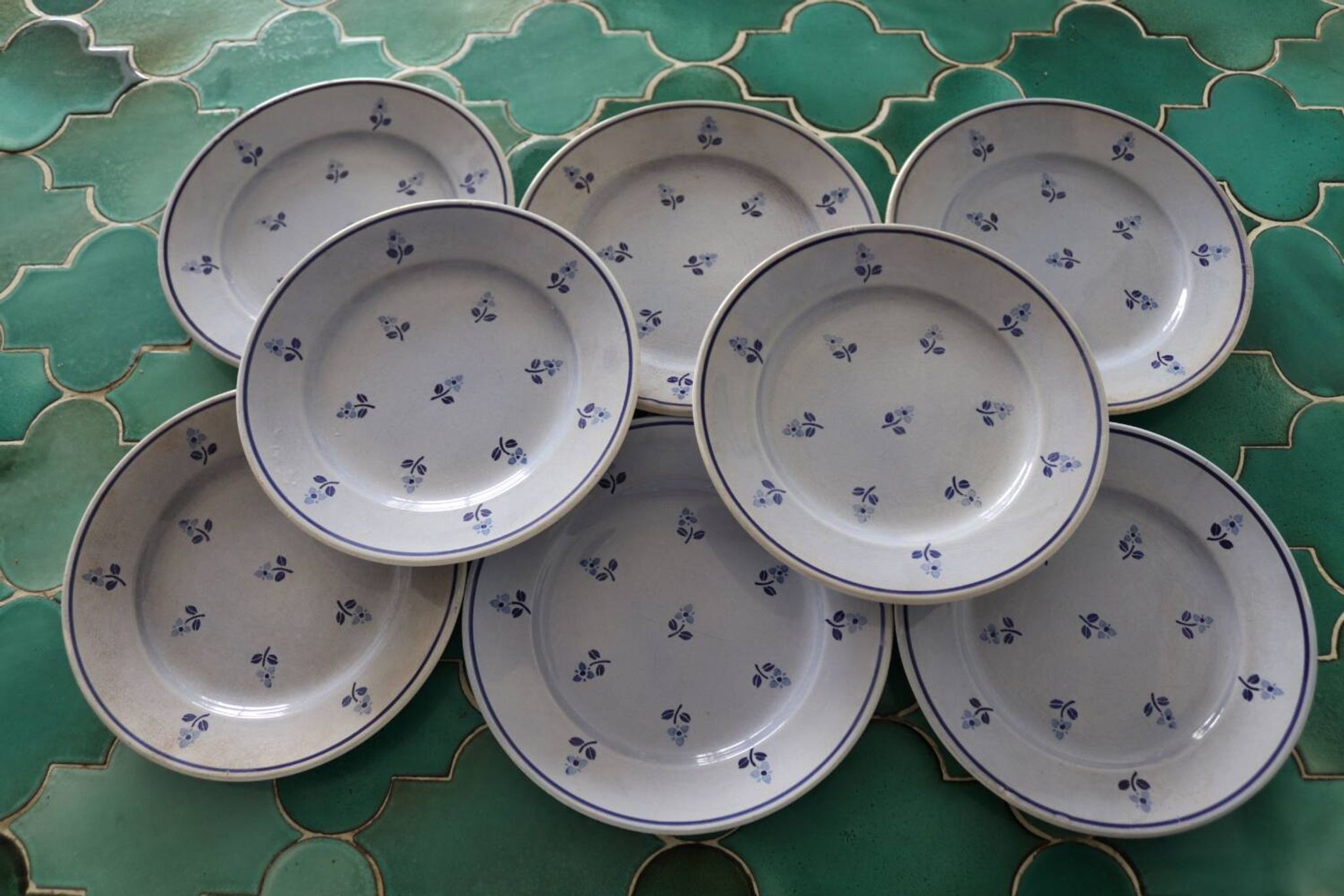 8 assiettes à dessert anciennes bleues fleuries faïencerie nouvelle