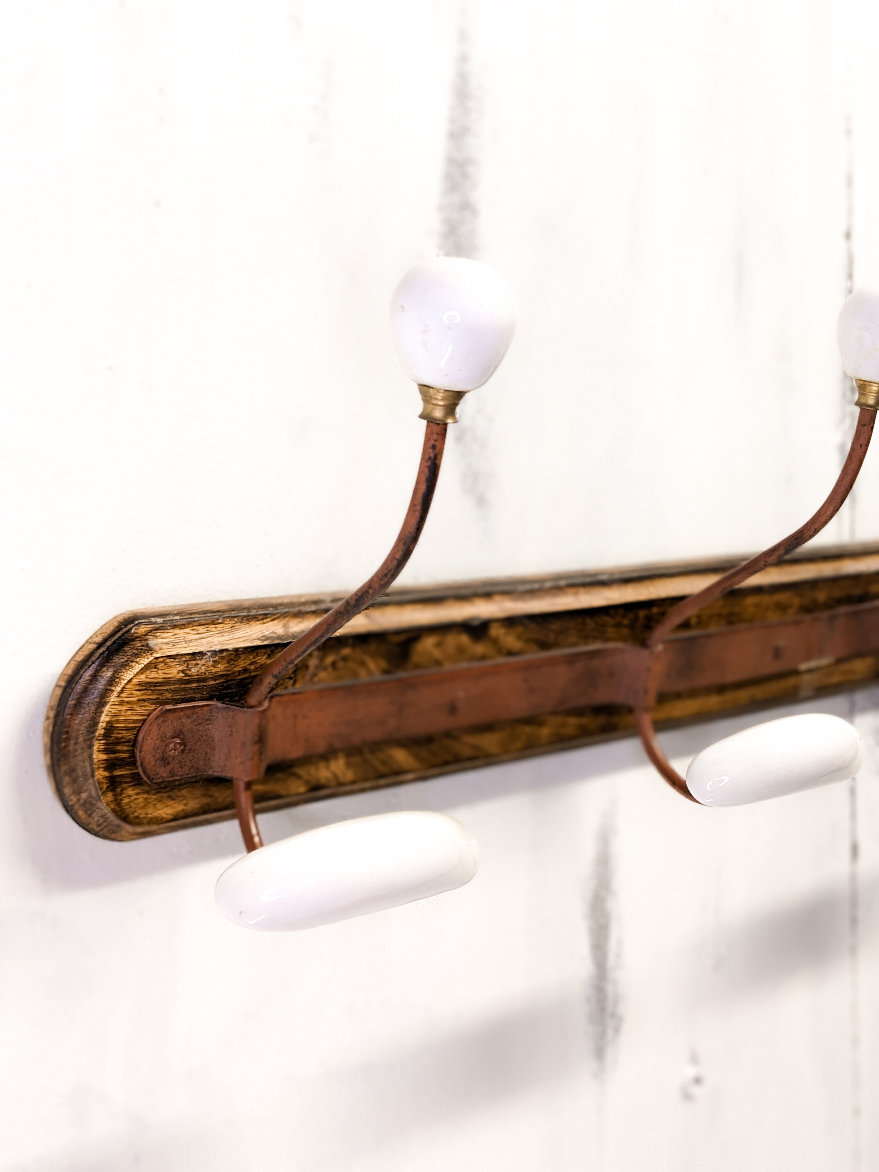 Coat rack in wood and porcelain