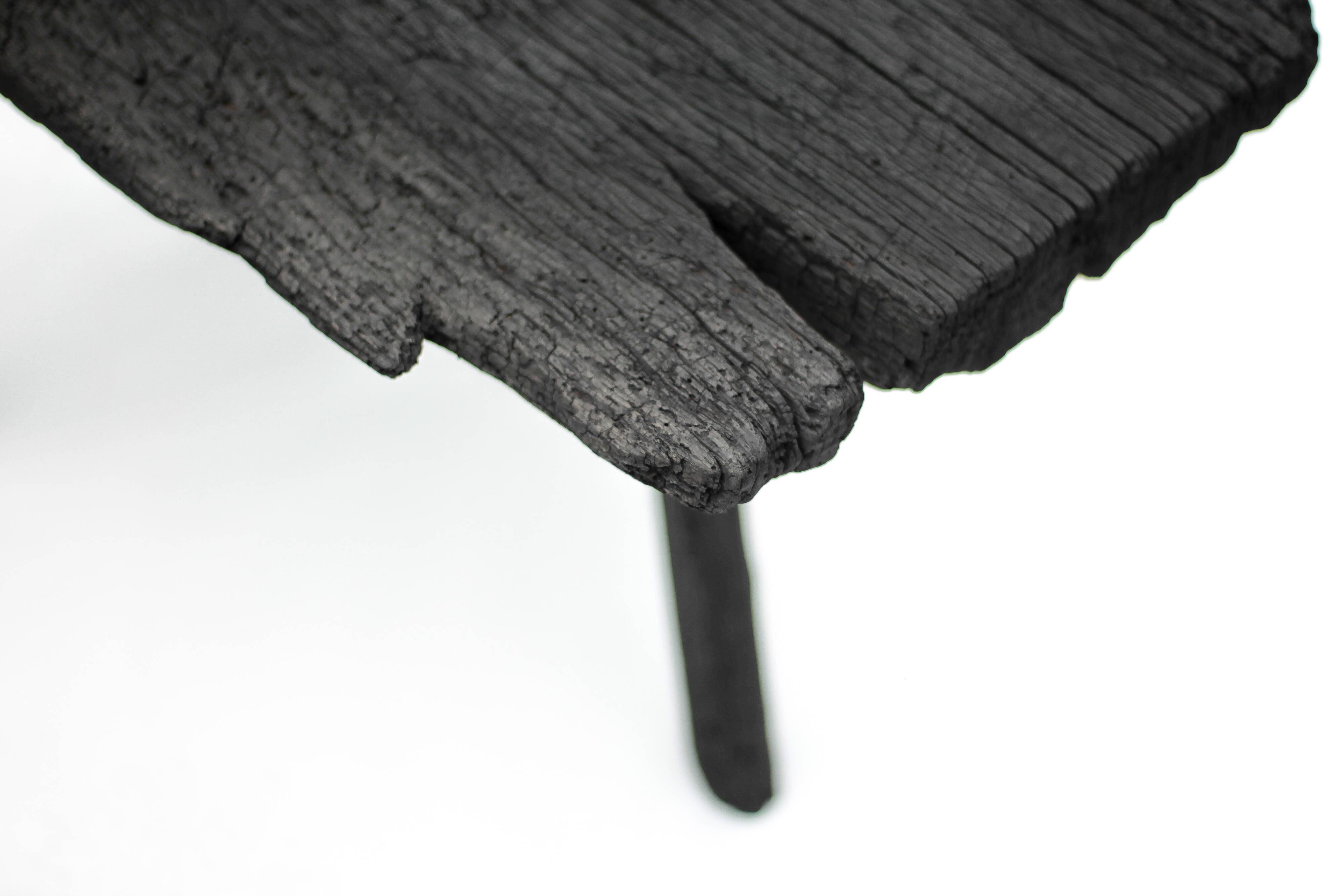 Table basse brutaliste tripode