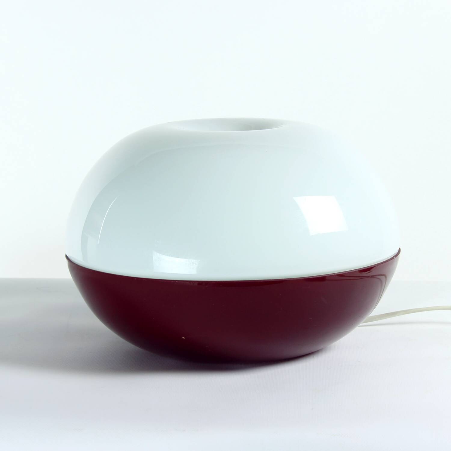 Grande lampe de table en verre opalin, Tchécoslovaquie, années 1960