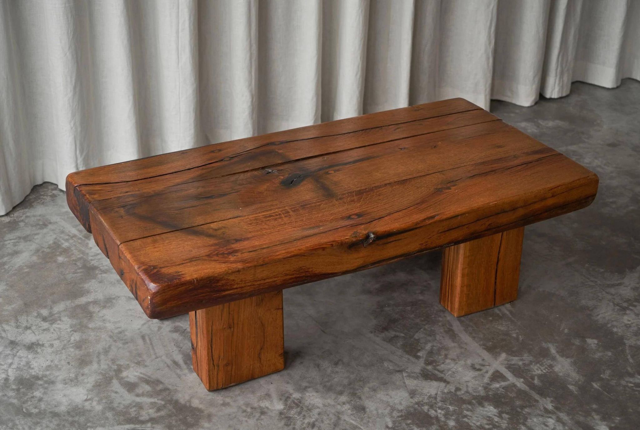 Table basse brutaliste en chêne massif - années 20