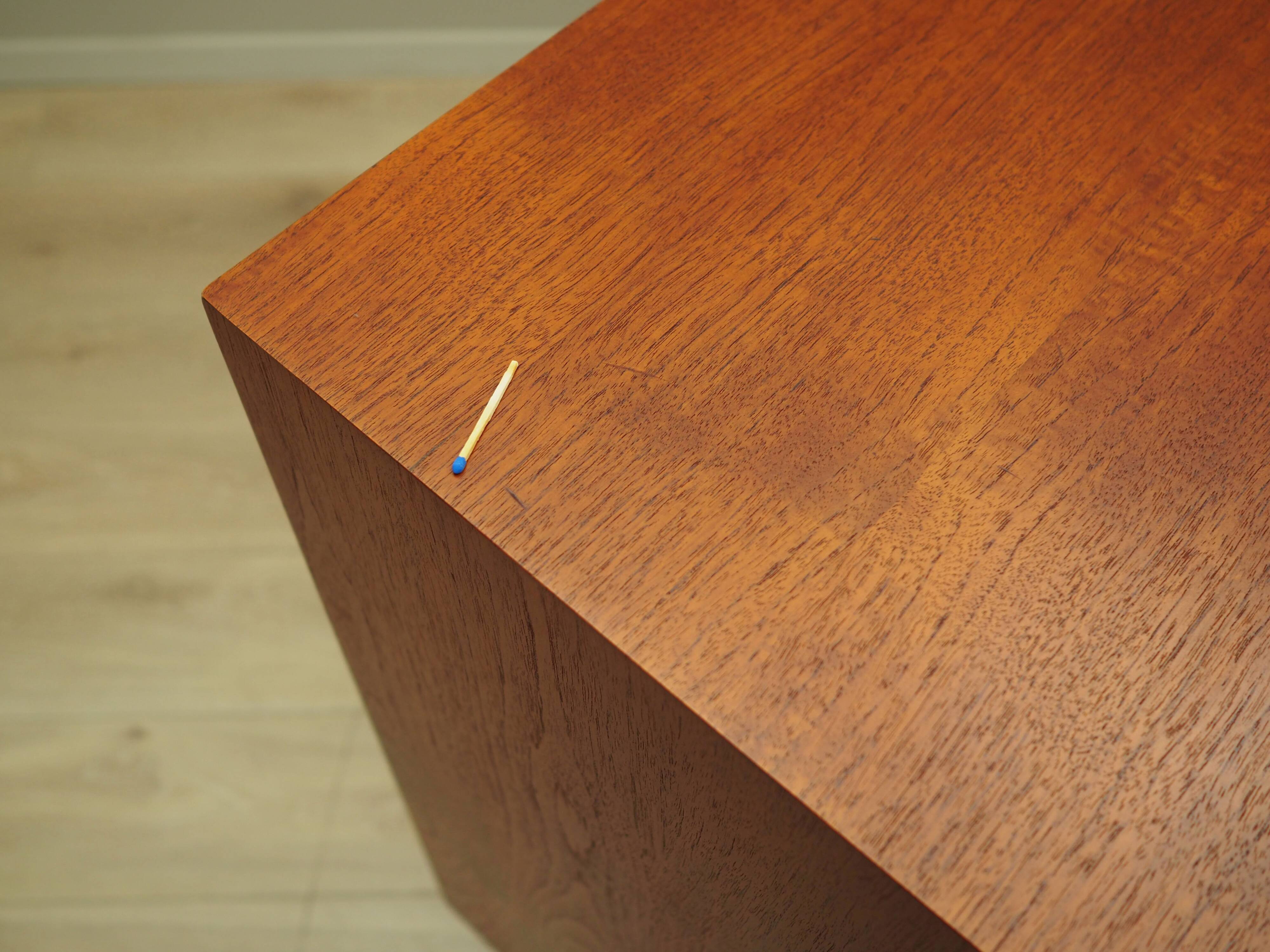 Buffet haut en teck, design danois, années 1970, production : Danemark