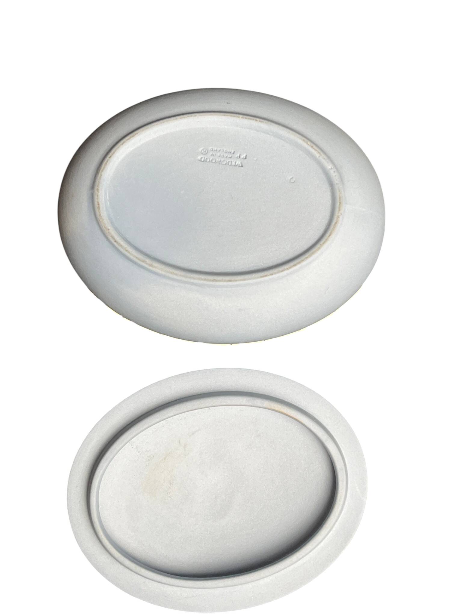 Wedgwood, blue jasper bonbonnière with antique decoration from the 20th century.