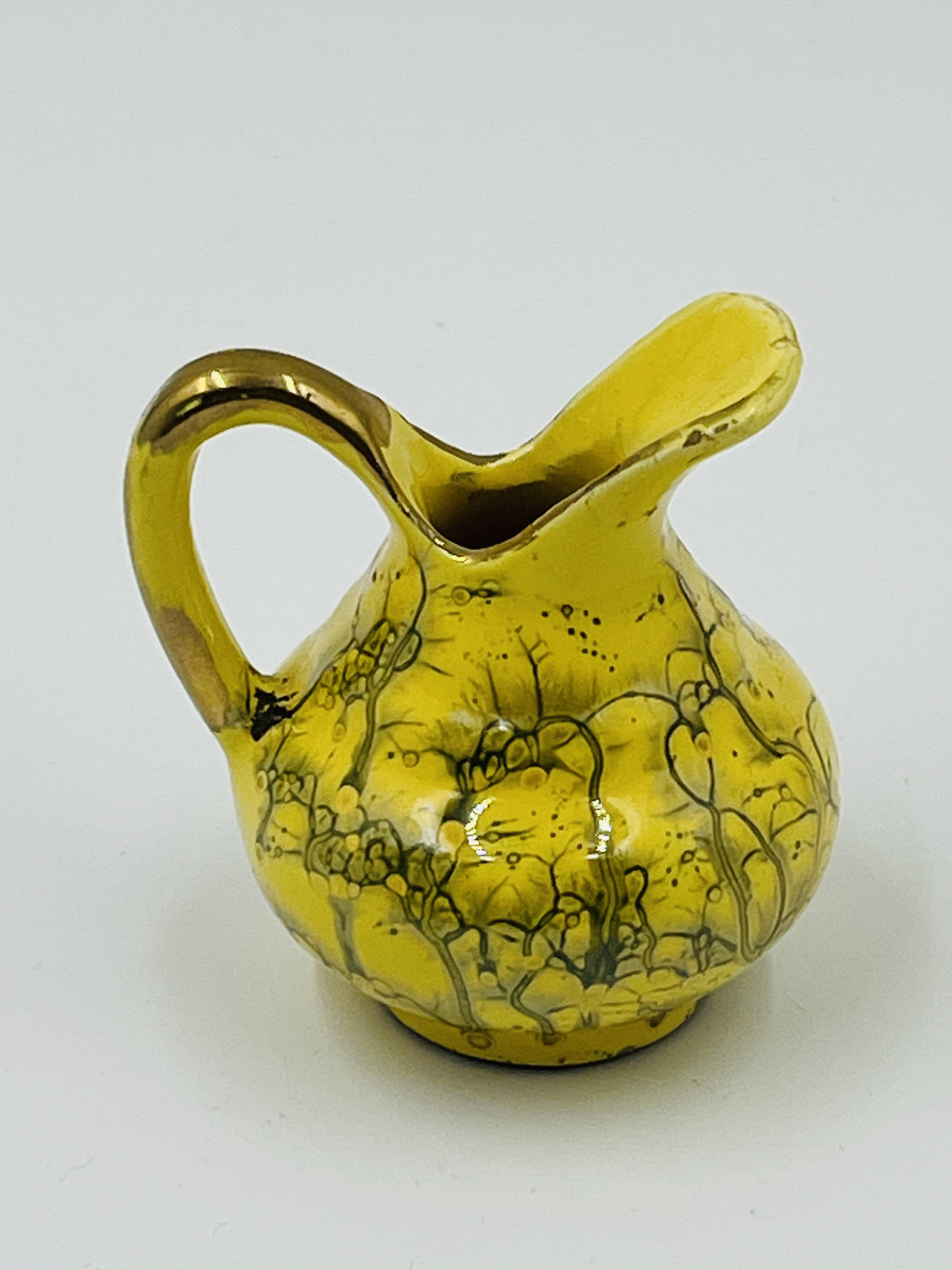 Pichet miniature de collection jaune et or fin