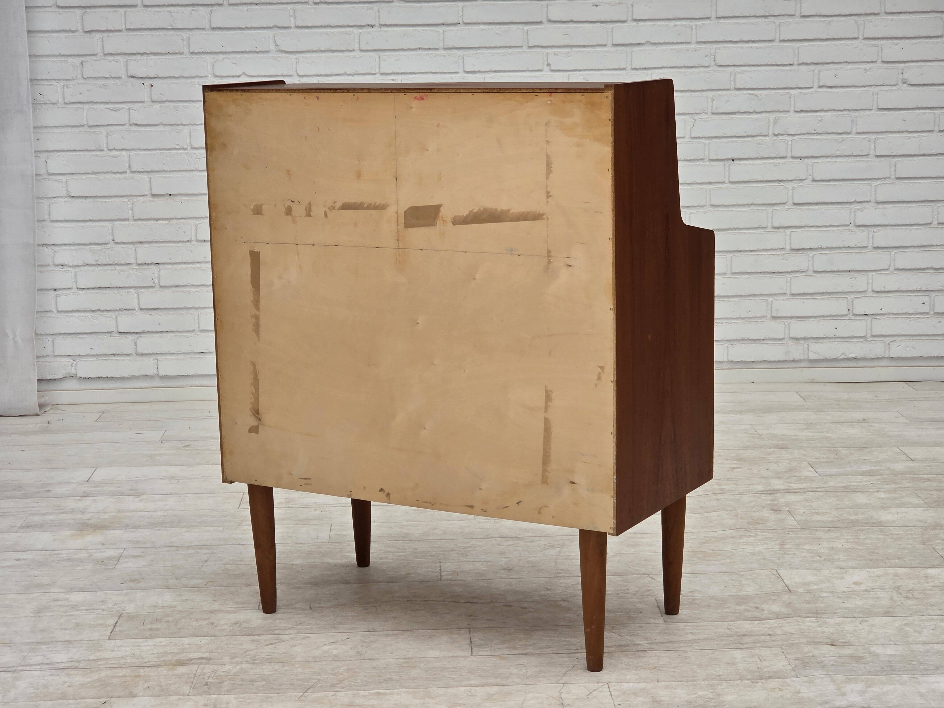 Commode danoise des années 1970 avec un miroir pliant, en bois de teck.