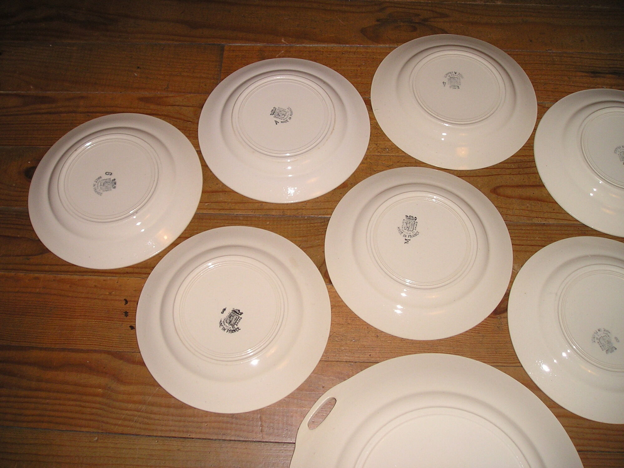 Service of 12 plates and plate with decoration of flowers Amandinoise St Amand