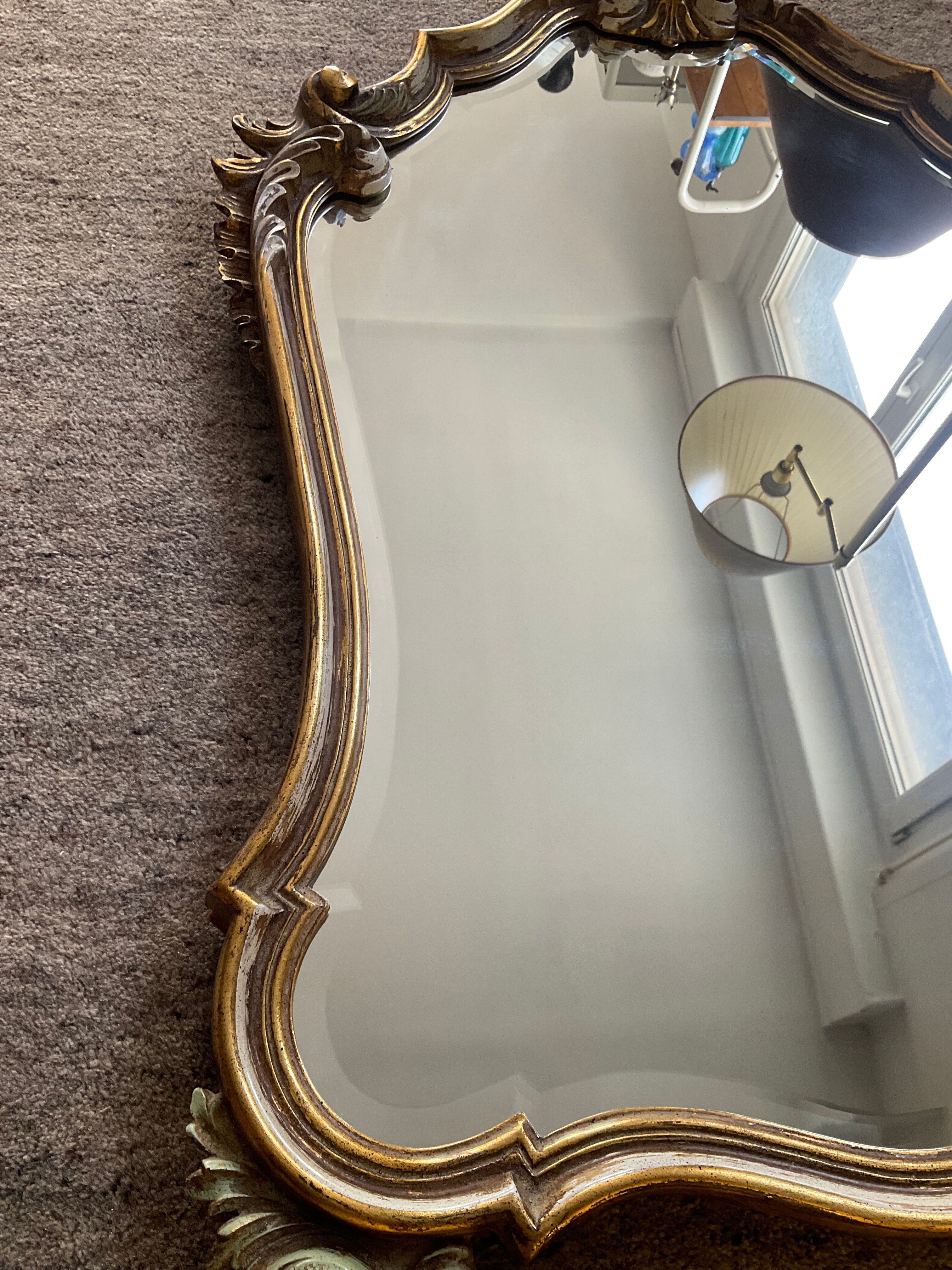 Ancien miroir et console murale en bois sculpté