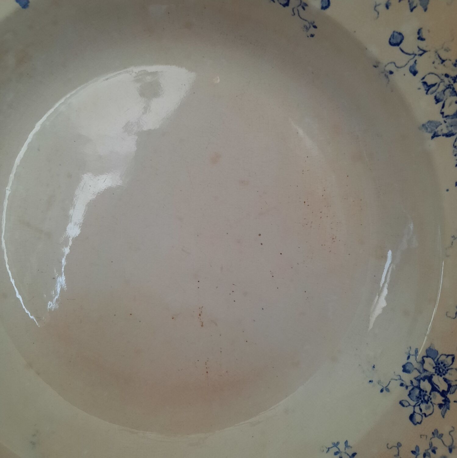 Old mismatched hollow plates in iron earth earthenware