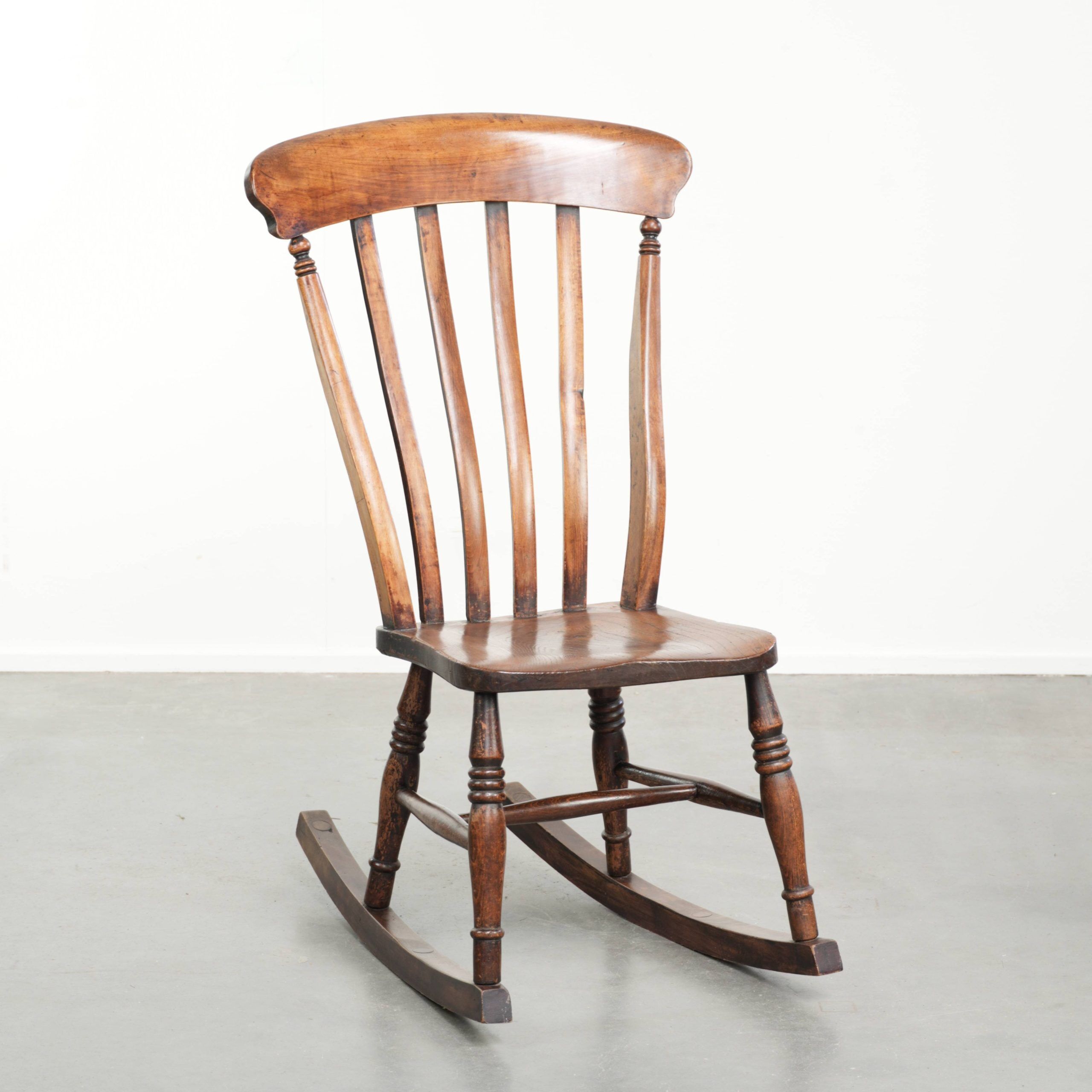 Chaise berçante Windsor en chêne anglais du début du 19e siècle.