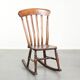 Chaise berçante Windsor en chêne anglais du début du 19e siècle.