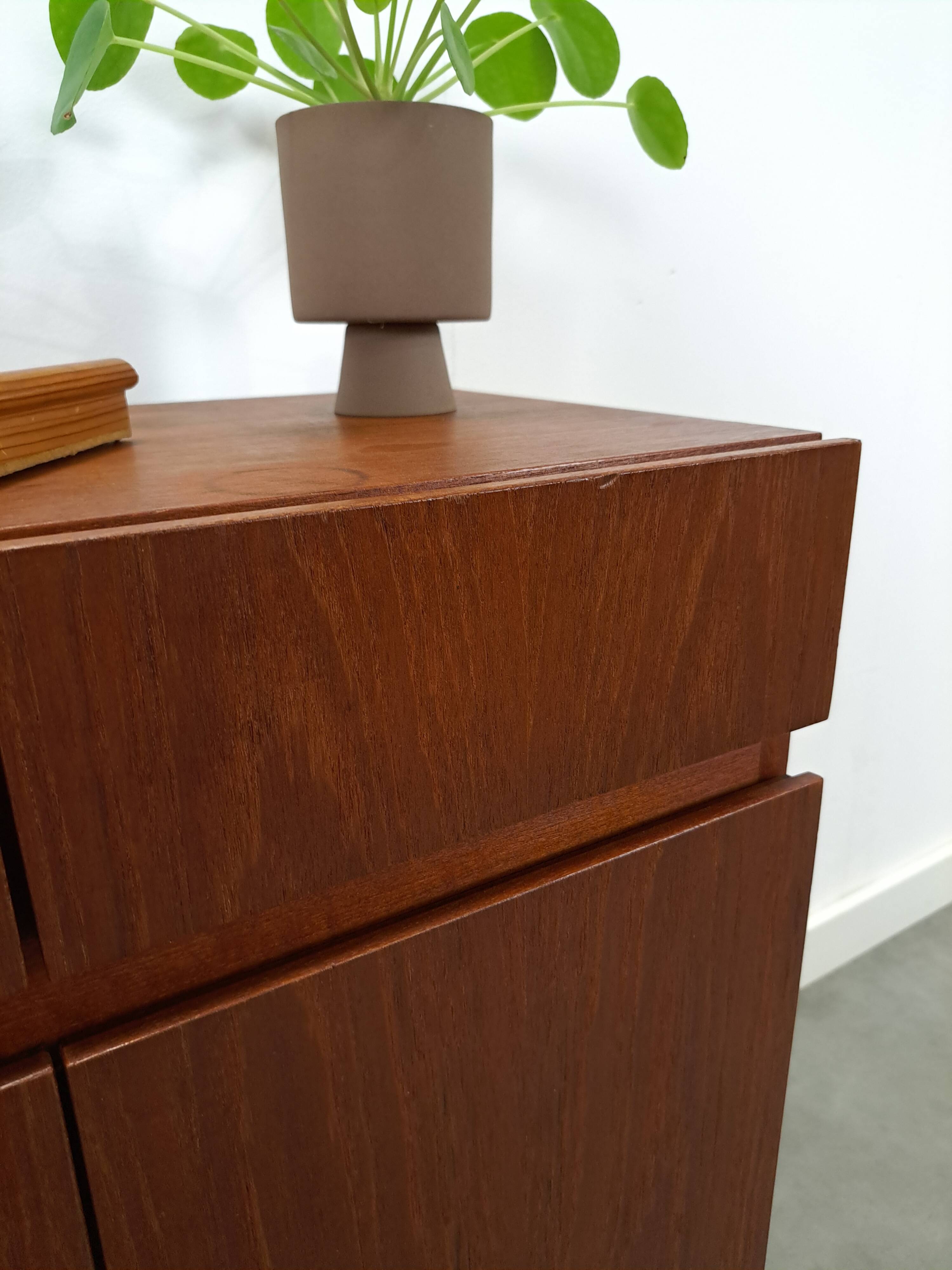 Teck plus fin kastje met lades, nr. 1