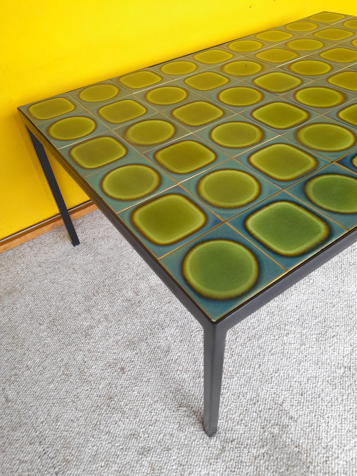 Table basse moderniste en céramique et acier