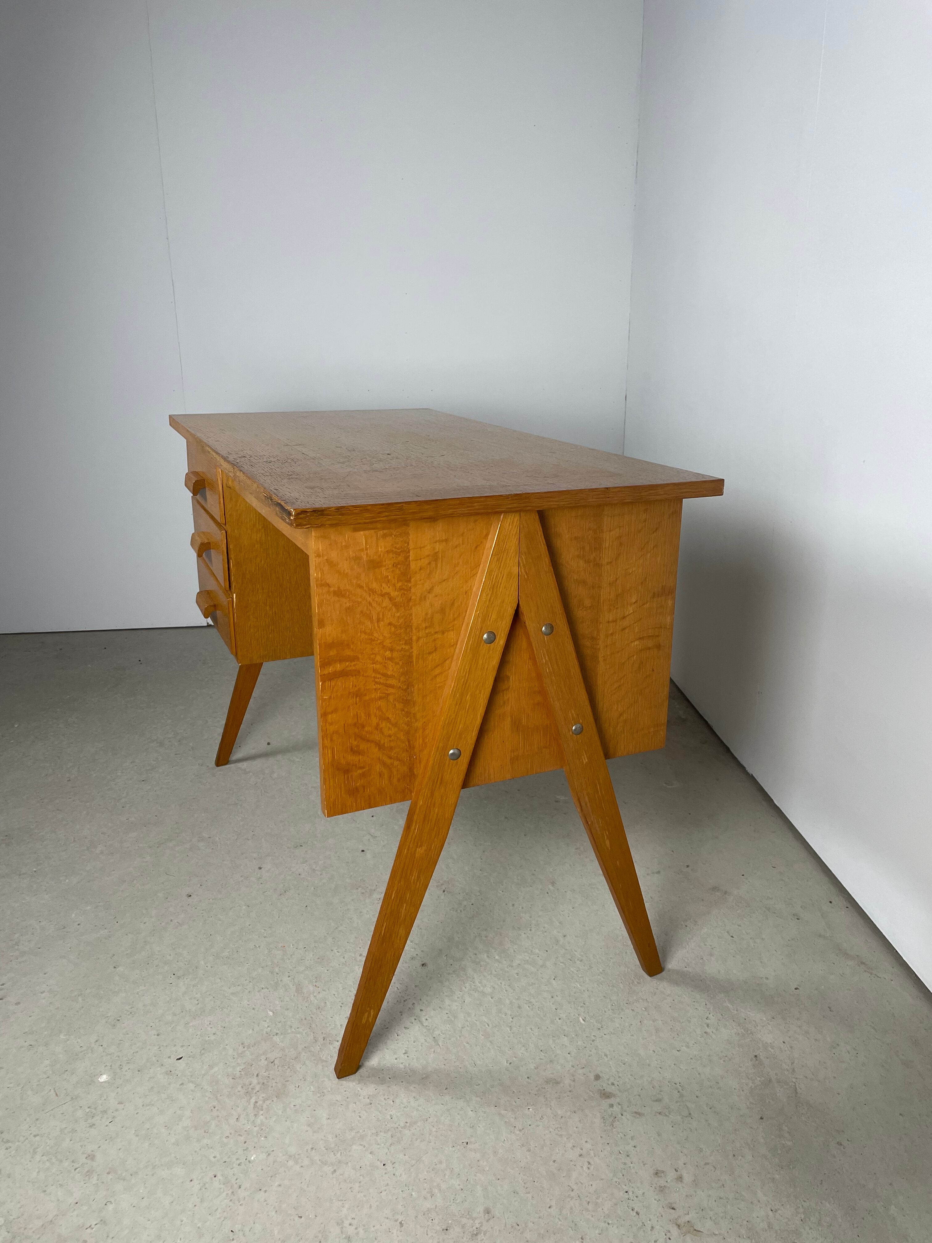Desk feet compass in oak, 1950