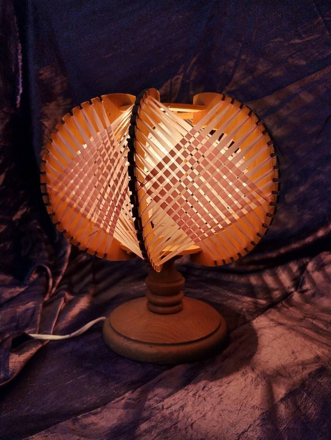 Scandinavian table lamp in vintage wire and wood from the 70s