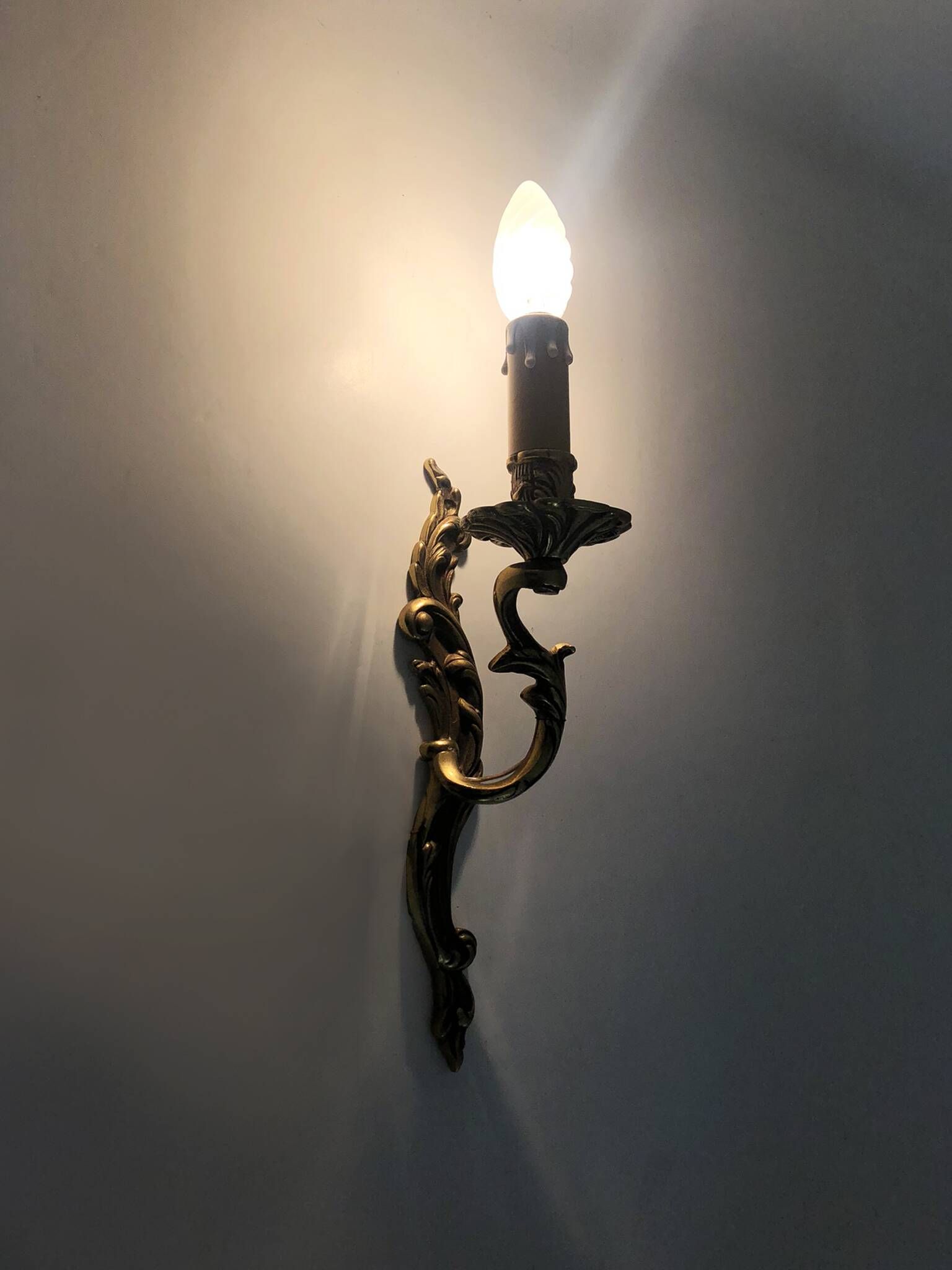 Vintage wall sconce in bronze or brass, acanthus leaf design. 1960s.