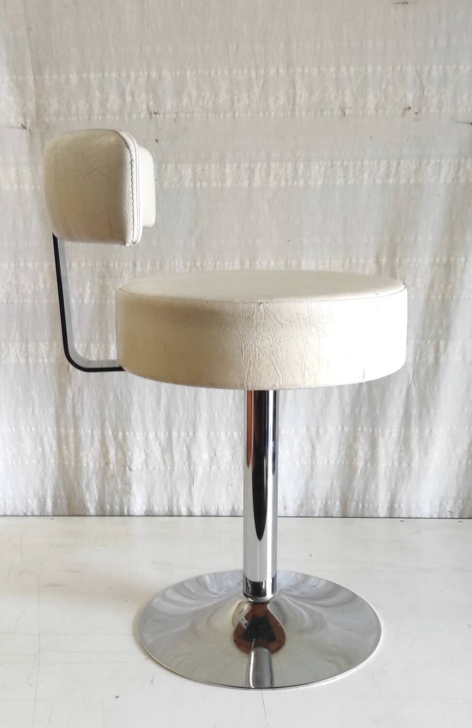 Chaise design pivotante en métal chromé et similicuir - mid. XXéme