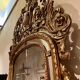 Grand miroir de mariage en bois doré français du 19ème siècle, miroir de dessus de manteau antique avec verre mercuré d'origine.