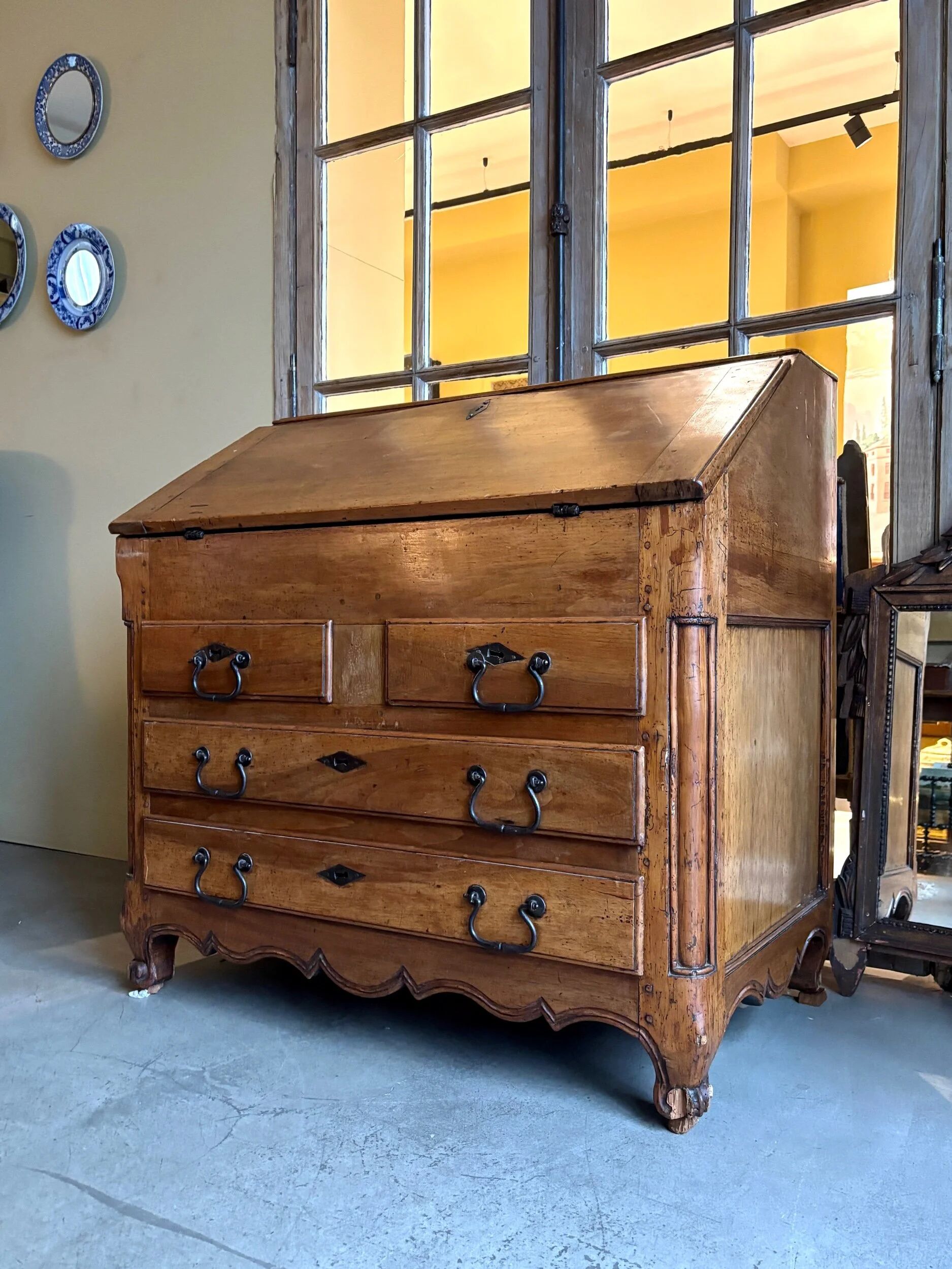 Secretary, sloped desk in walnut, 18th century ☐ 97.5 x 62 cm