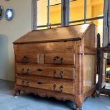 Secretary, sloped desk in walnut, 18th century ☐ 97.5 x 62 cm