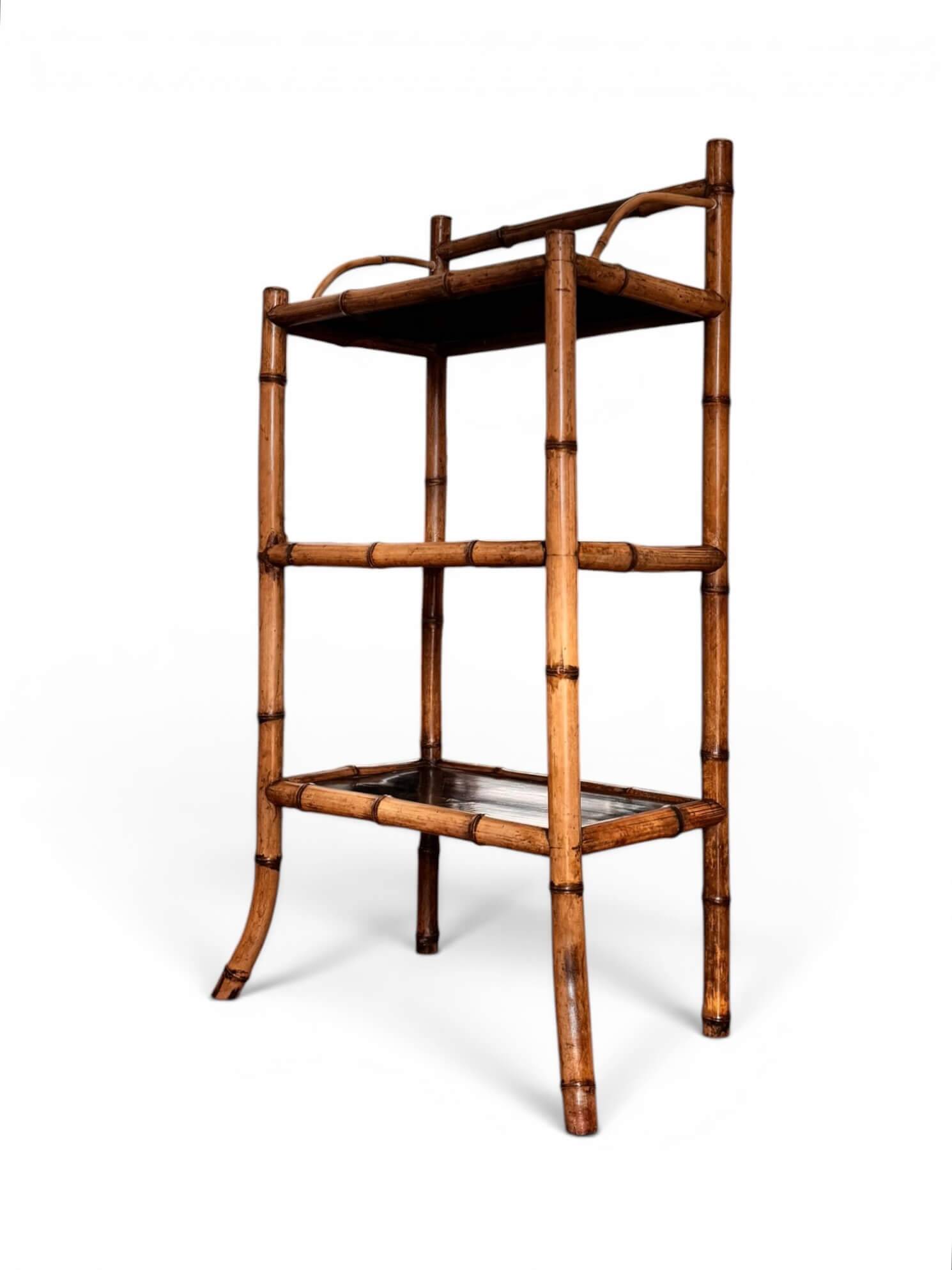Étagère sur pied en laque du Japon et bambou, époque 1900