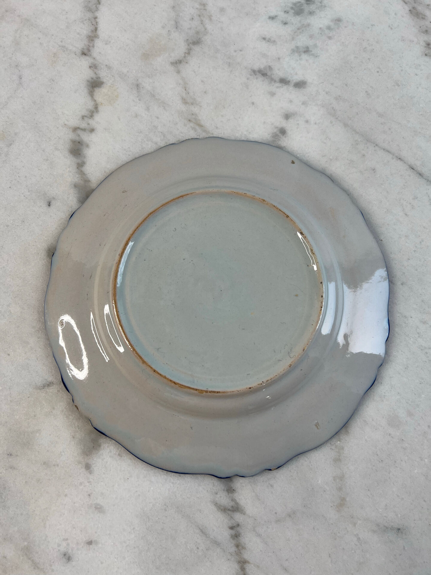 Flat plate in earthenware with polychrome decoration in Rouen style