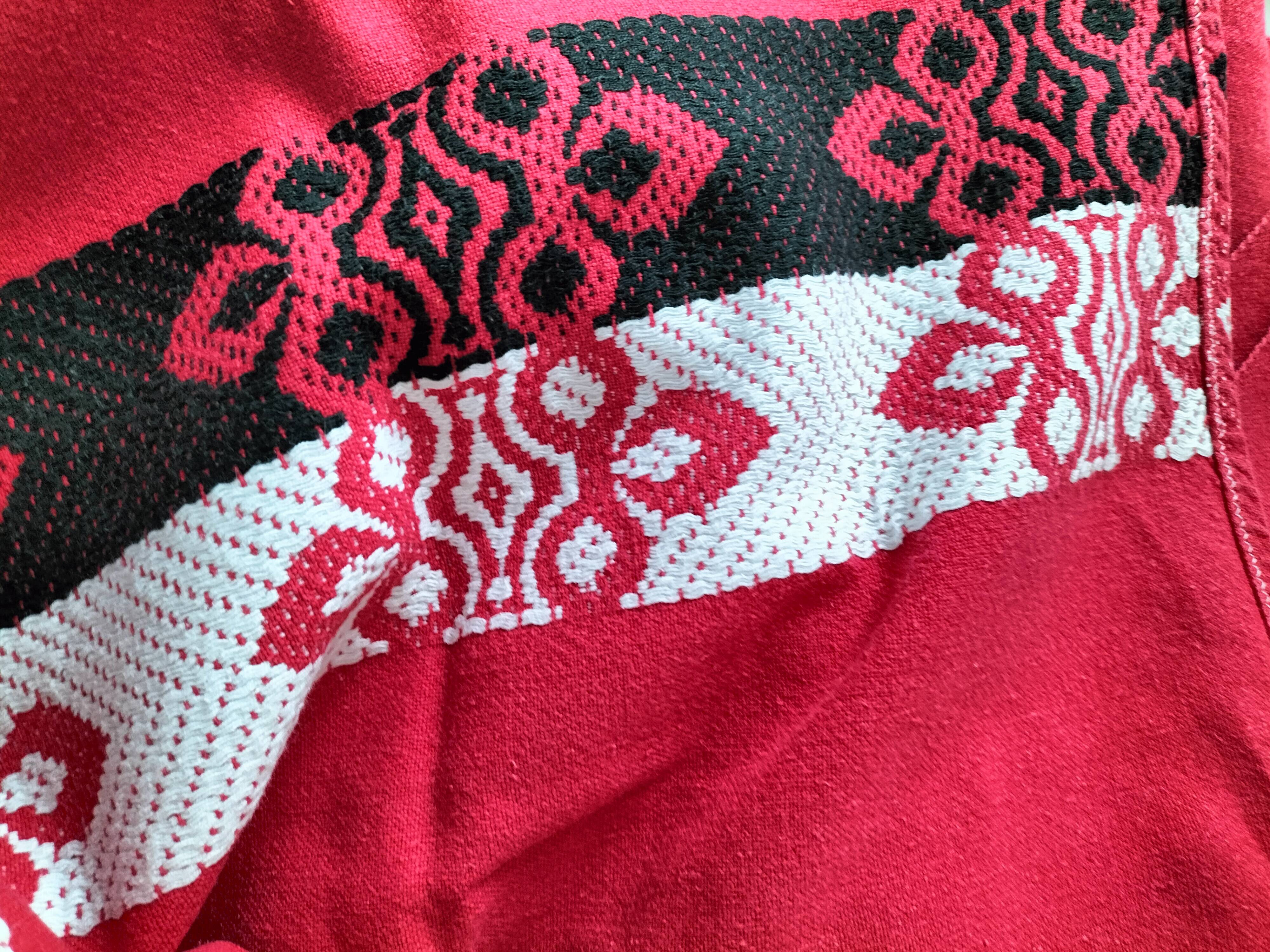 Vintage graphic red tablecloth and 8 matching napkins.