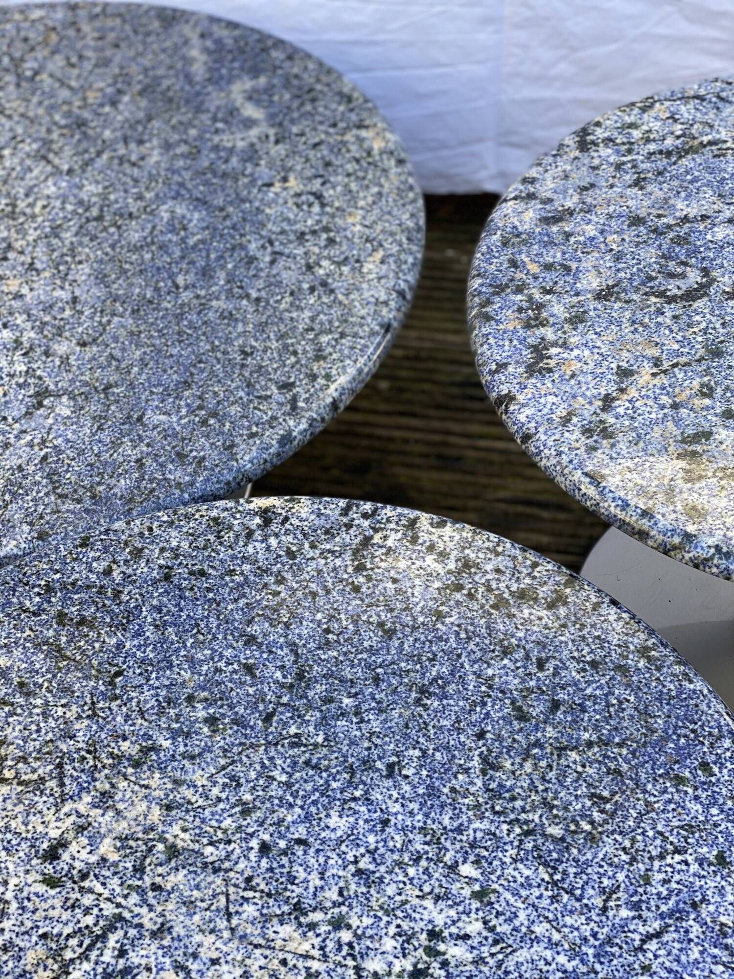 Trio de tables basses en granit et acier inoxydable