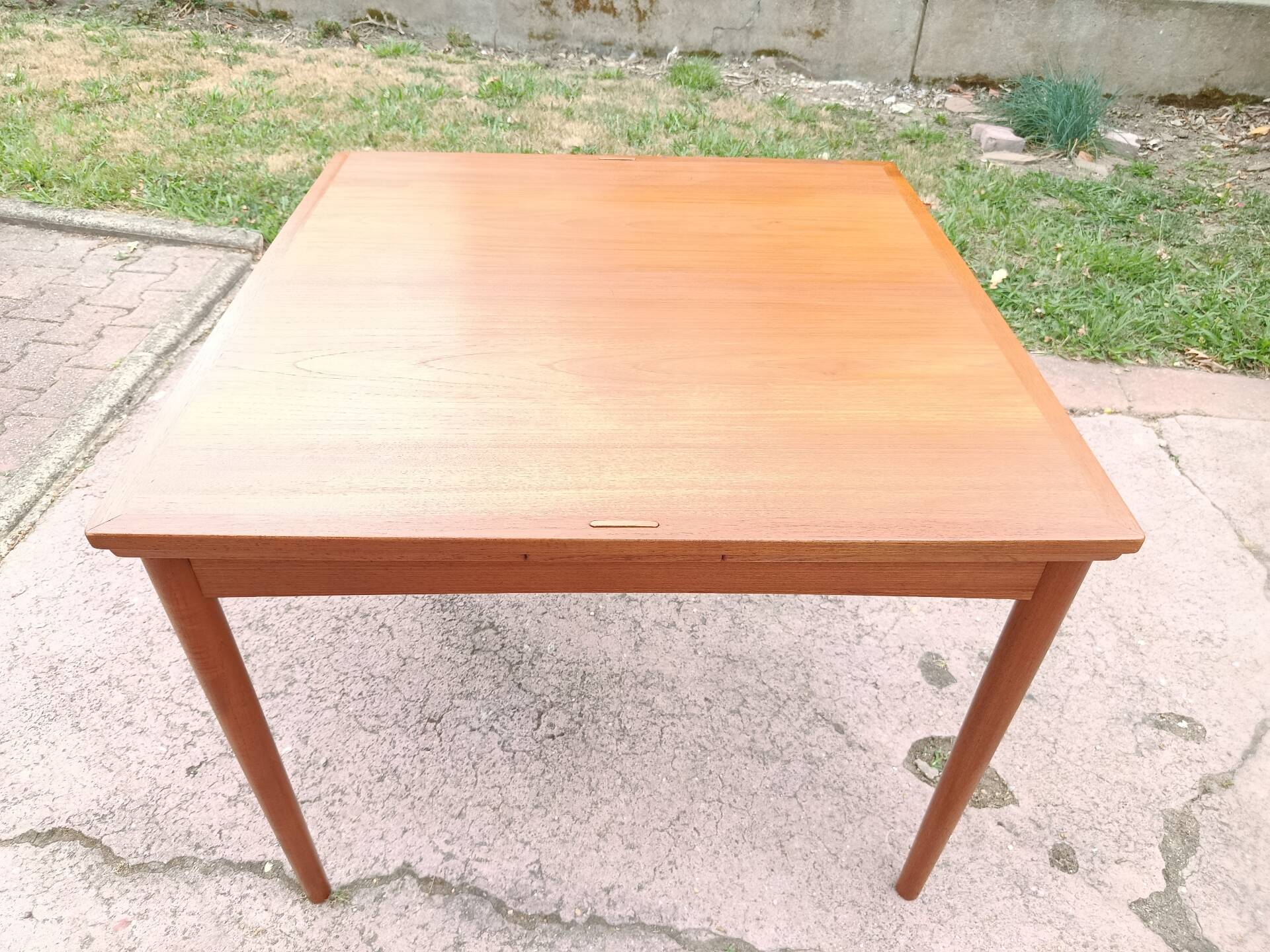 Danish extendable game table