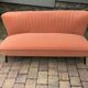 Canapé cocktail mid-century corail en tissu, pieds en hêtre massif — 1950