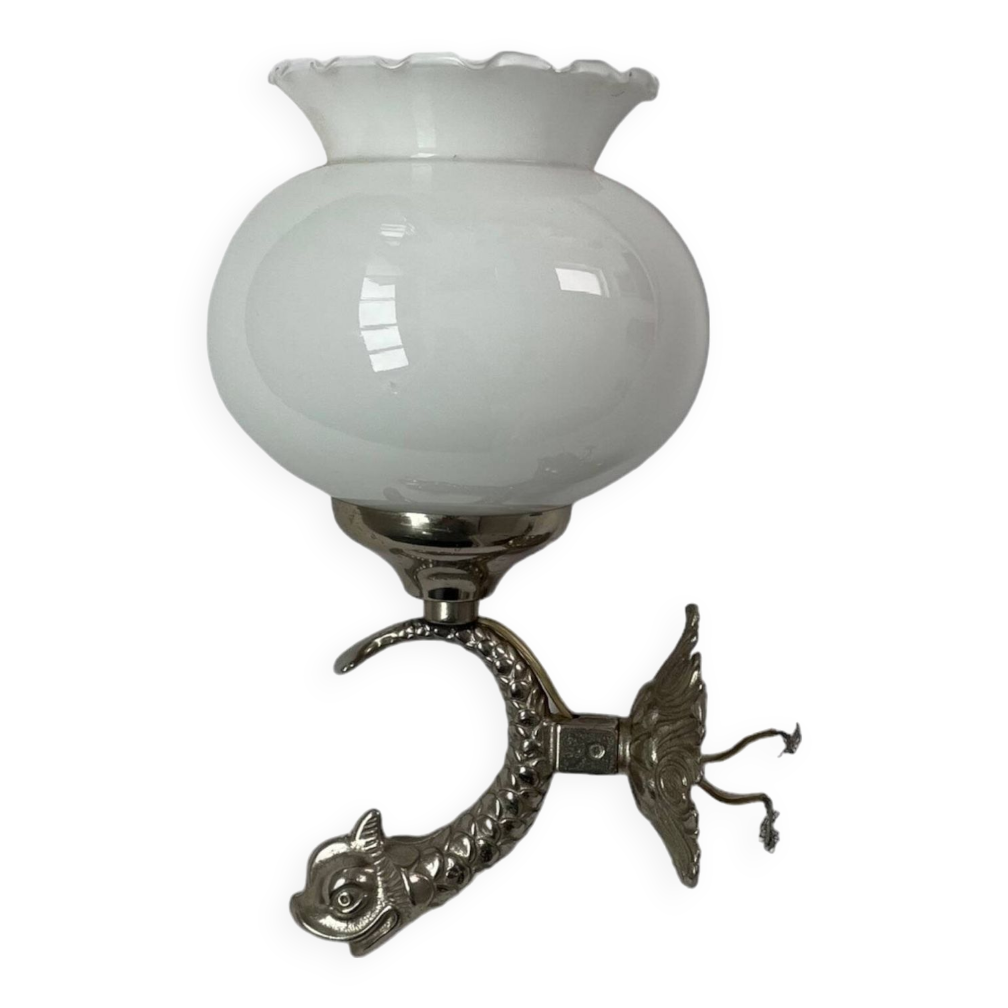 Applique formant un poisson, métal argenté, globe en verre opaque, opaline blanche, décoration