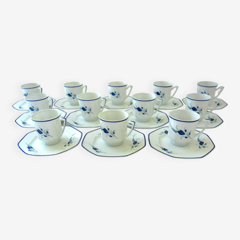 Suite de 12 tasses et leur sous-tasses en porcelaine