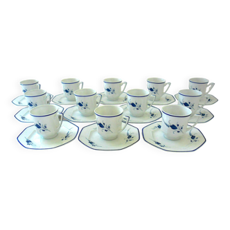 Set of 12 cups and their saucers in porcelain