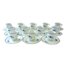Suite de 12 tasses et leur sous-tasses en porcelaine
