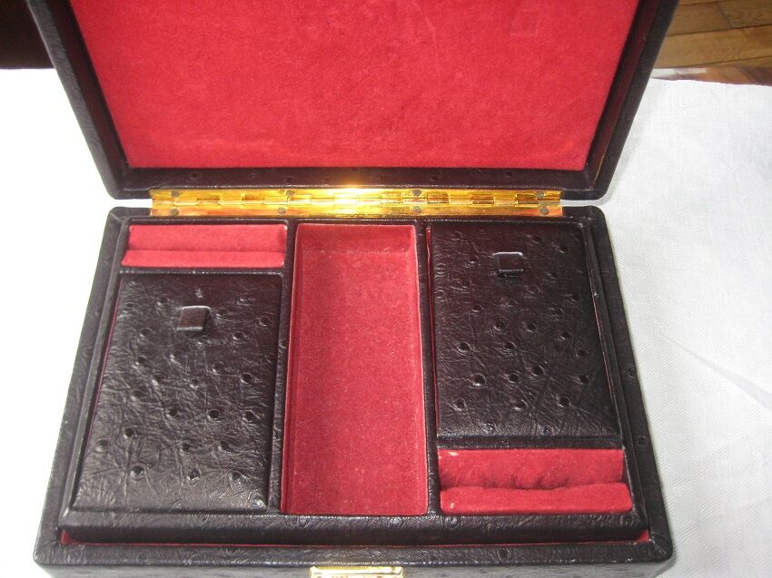 Box a bijoux ancien leather on wood satin interior and red velvet, with compartment
