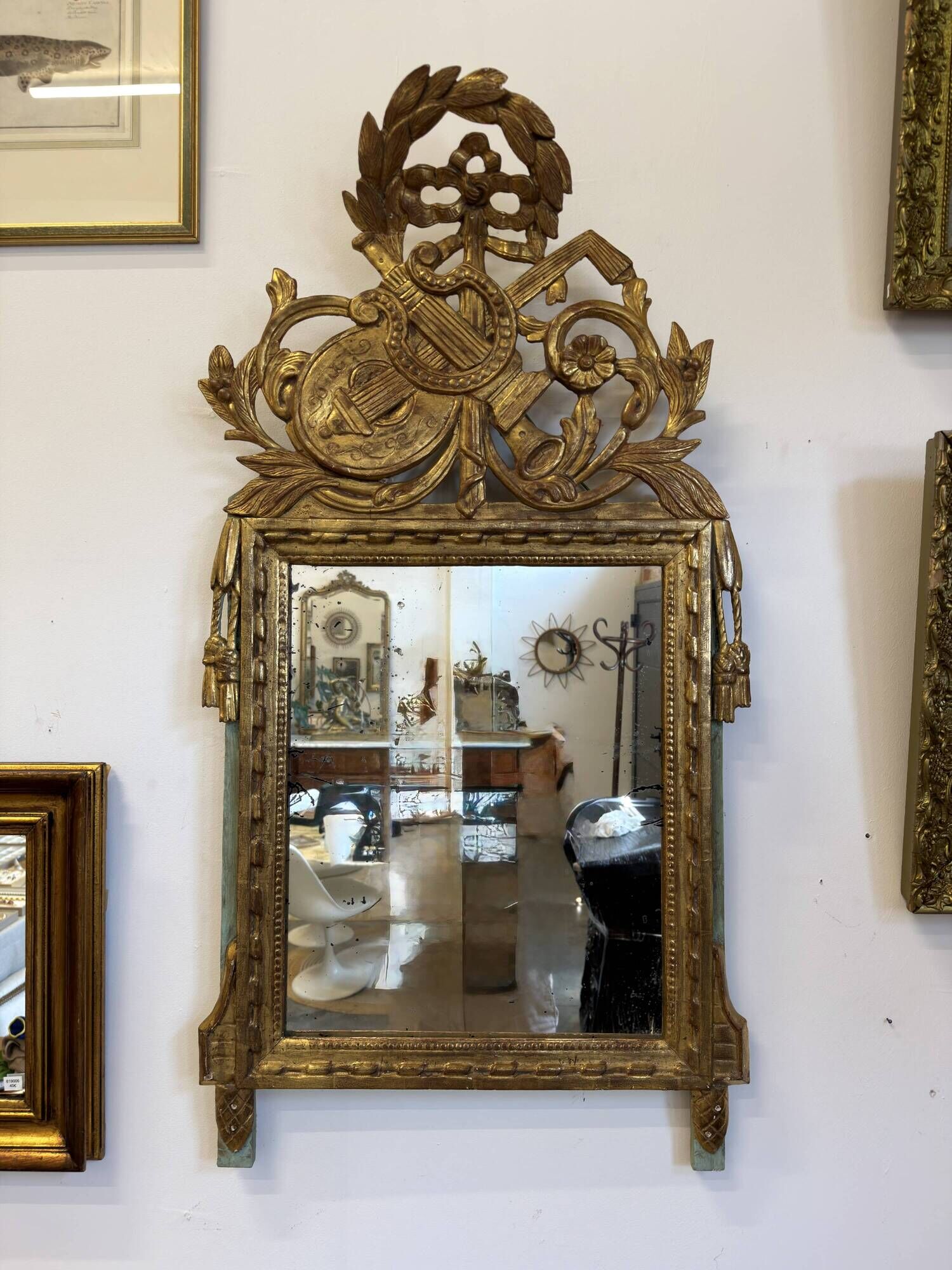 Louis XVI period mirror in carved and gilded wood – Late 18th century