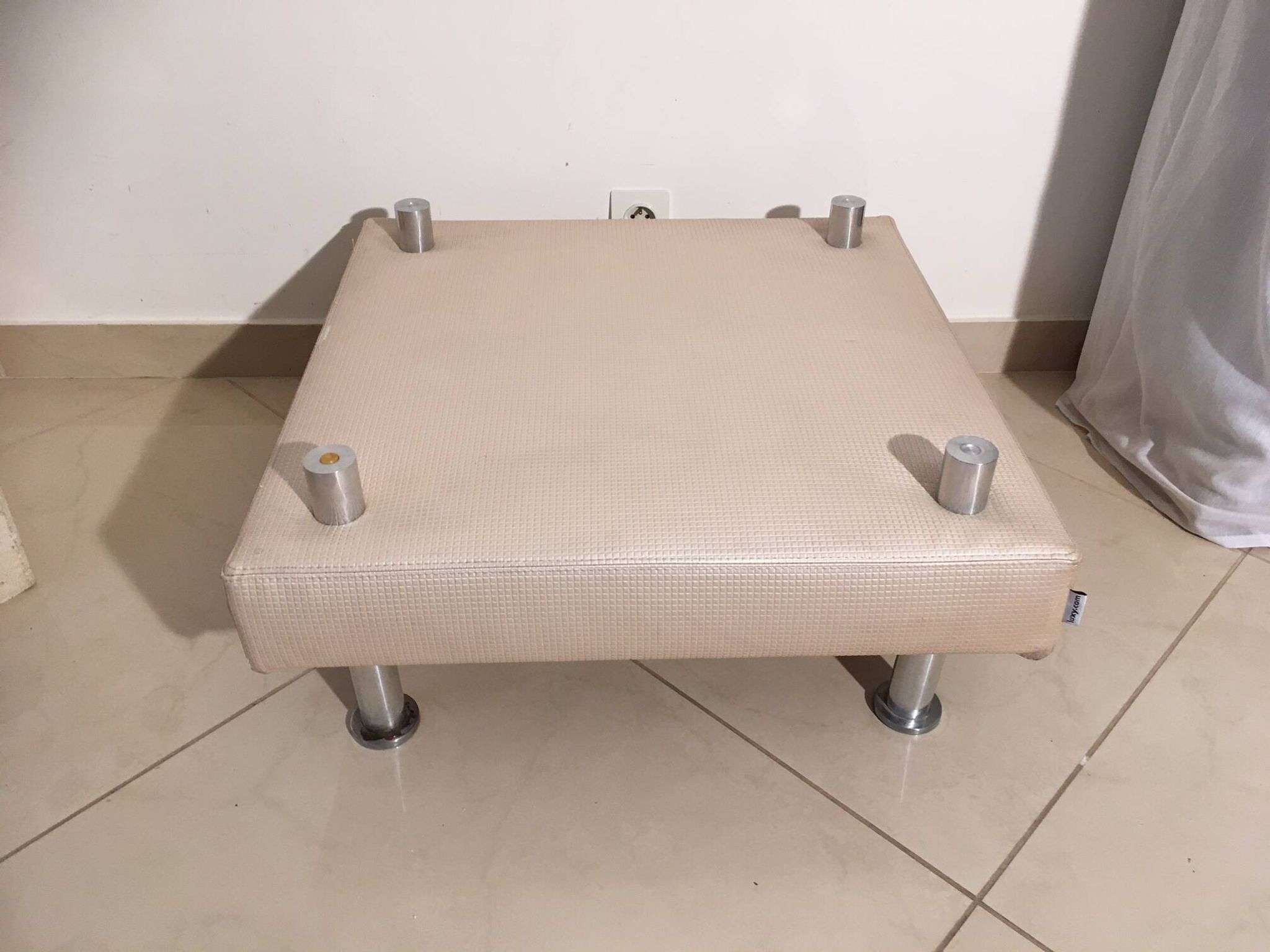 Table basse contemporaine éditée par Luxy (Italie)
