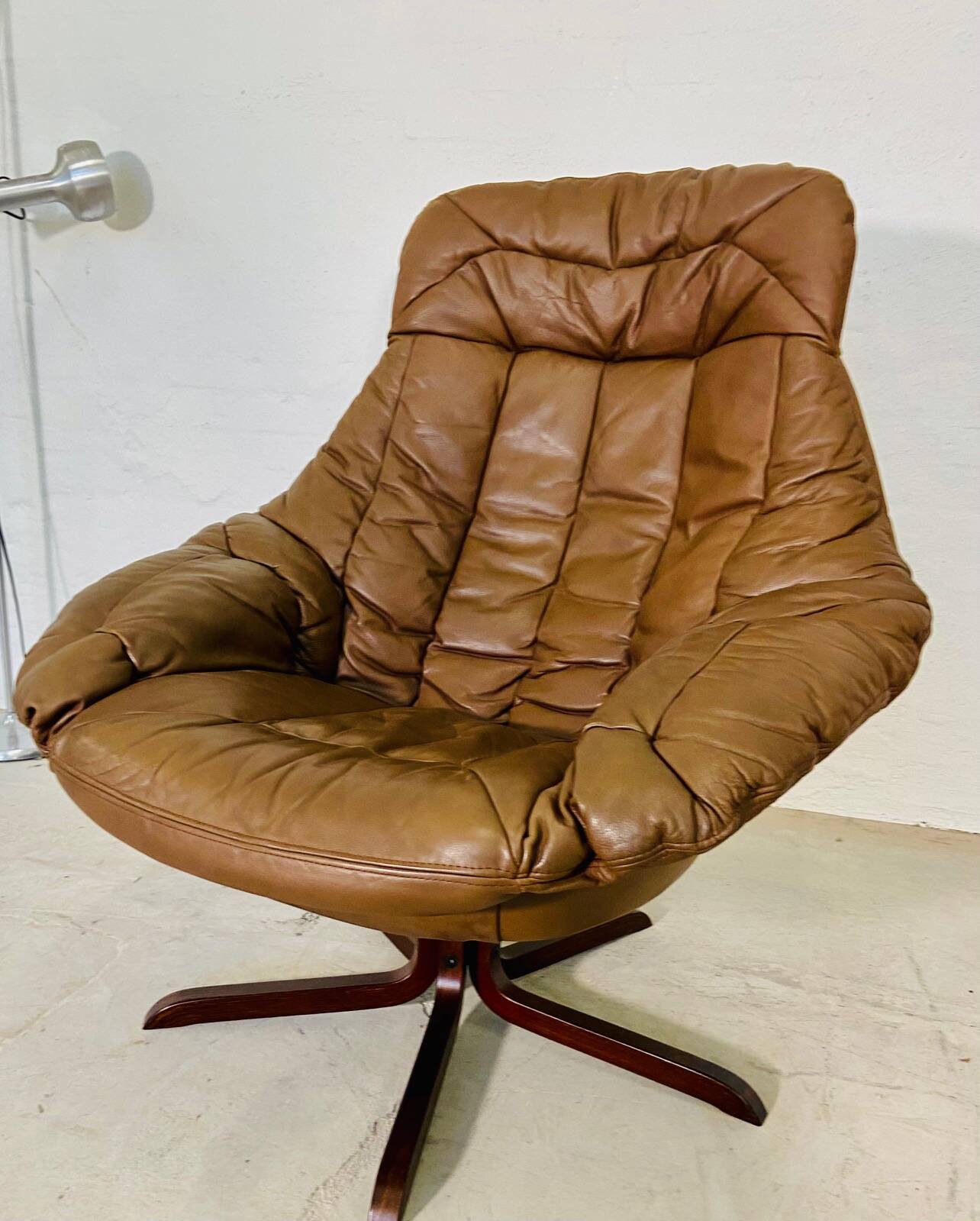 Fauteuil oeuf pivotant vintage danois du milieu du siècle en cuir cognac clair par bramin 1960
